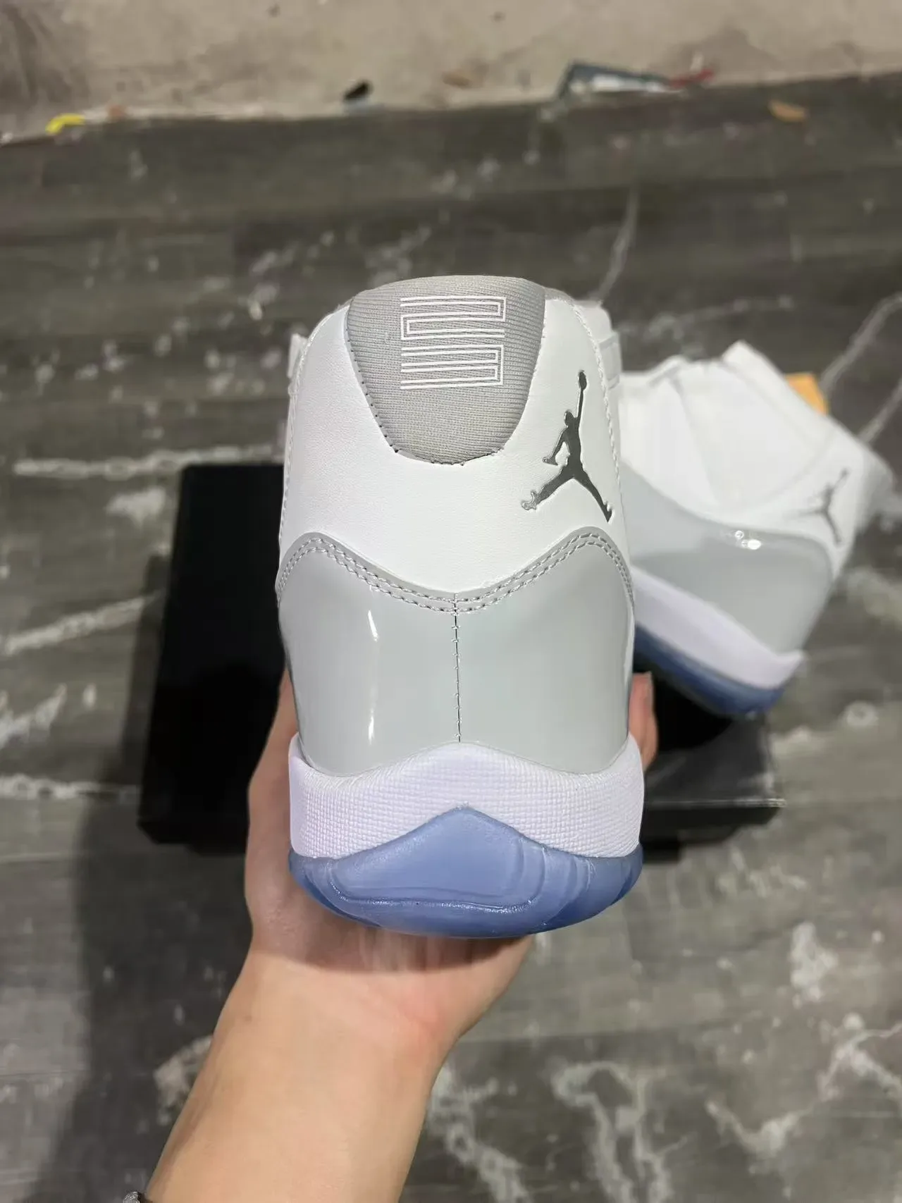 Air Jordan 11 أبيض رمادي فاتح جلد لامع أزرق جليدي أحذية كرة السلة 8