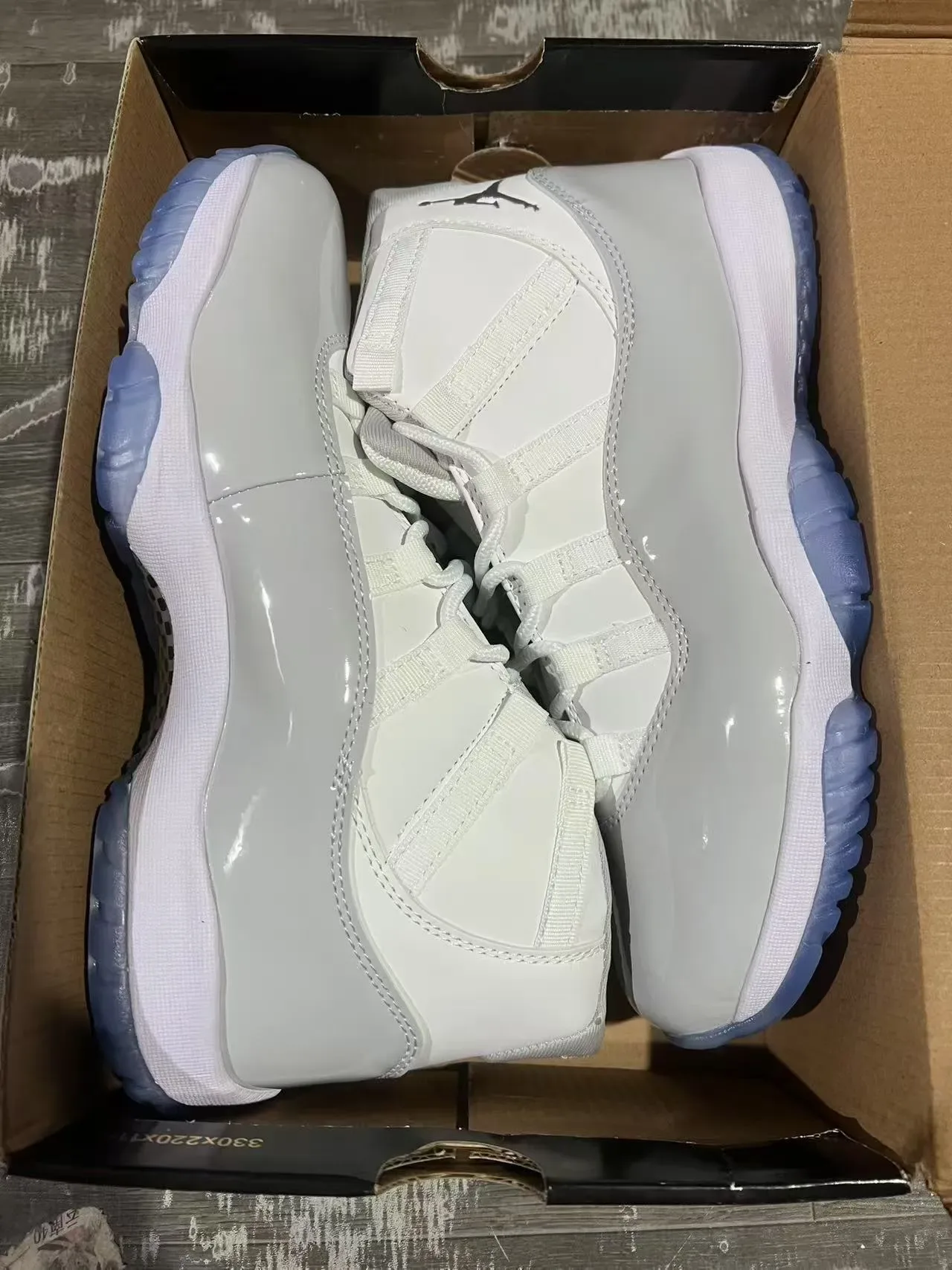 Air Jordan 11 أبيض رمادي فاتح جلد لامع أزرق جليدي أحذية كرة السلة 9