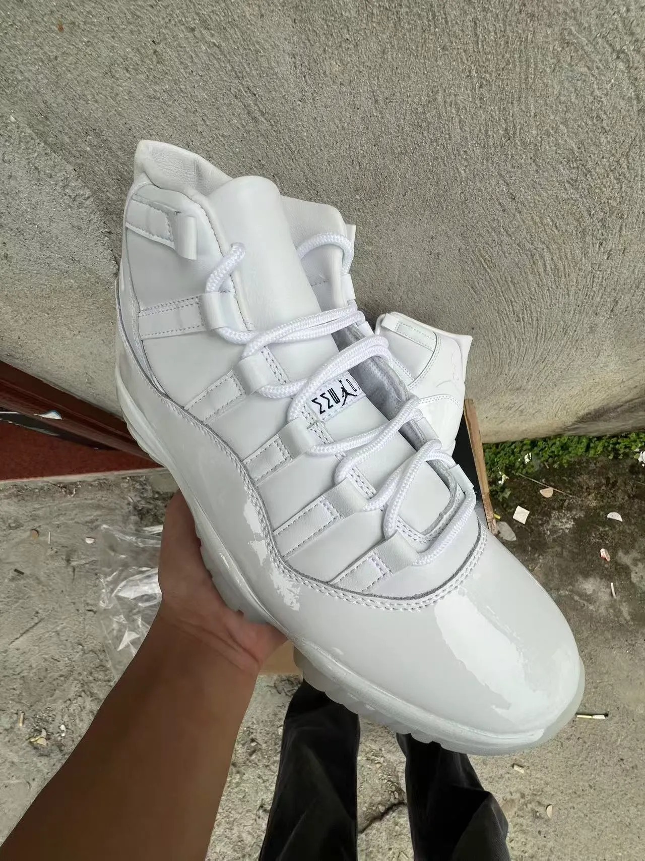 Air Jordan 11 Tênis de basquete em couro envernizado branco 2