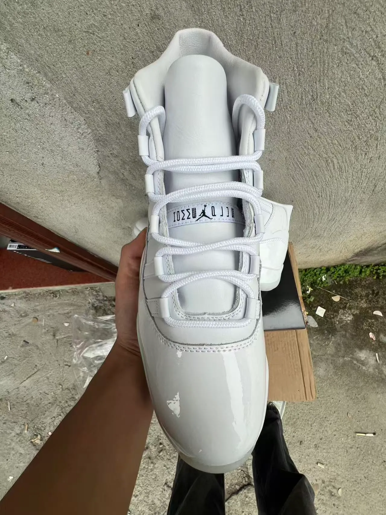 Air Jordan 11 Tênis de basquete em couro envernizado branco 3