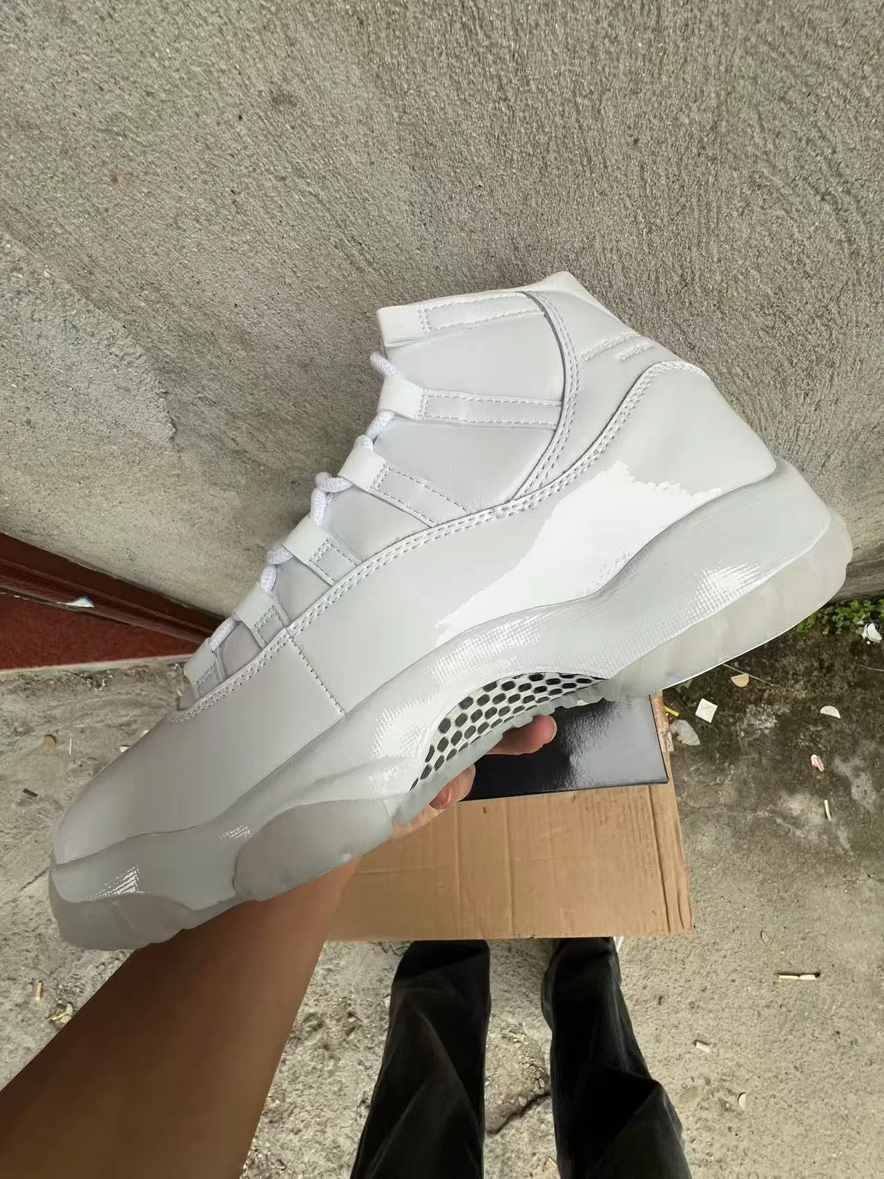 Air Jordan 11 Tênis de basquete em couro envernizado branco 5