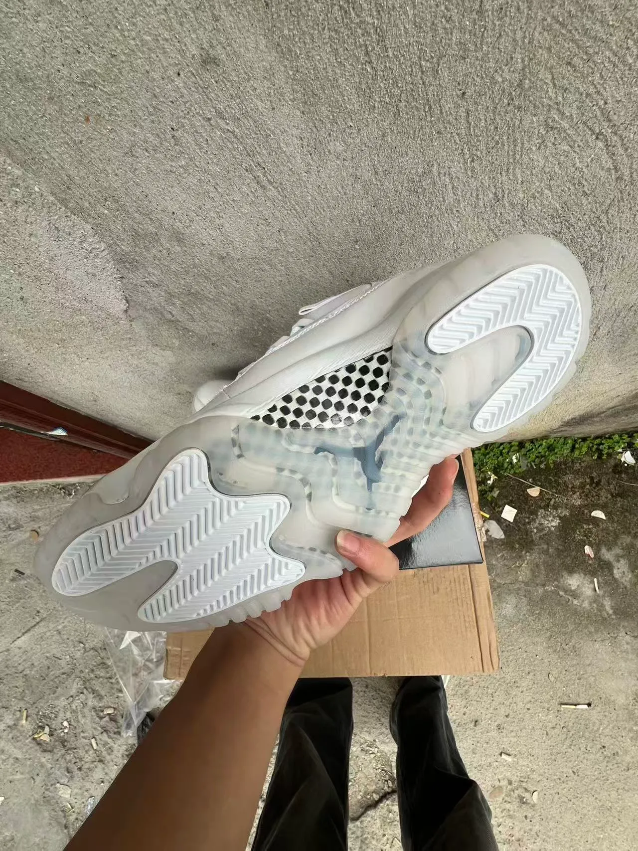 Air Jordan 11 Tênis de basquete em couro envernizado branco 6
