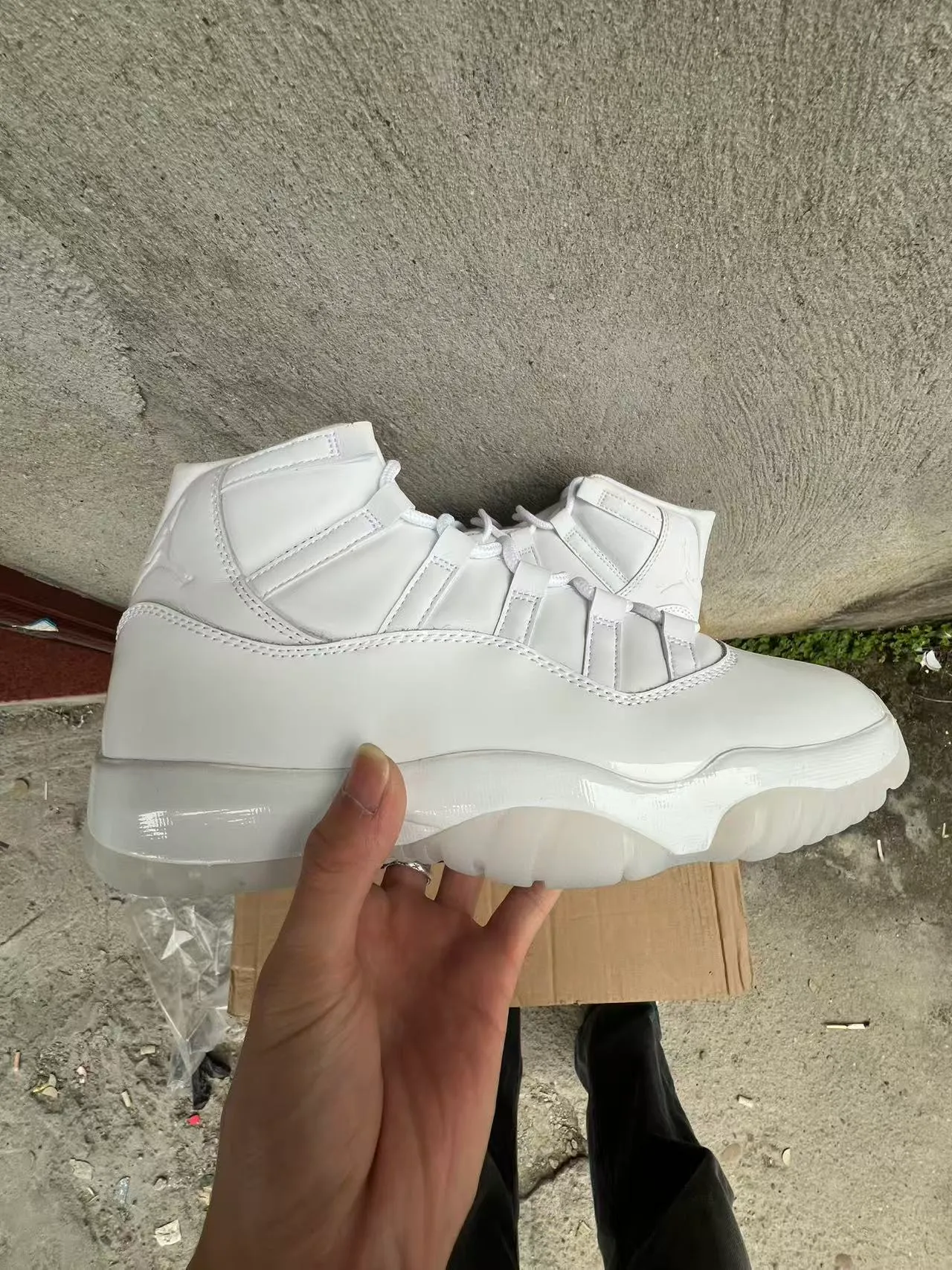 Air Jordan 11 Tênis de basquete em couro envernizado branco 7