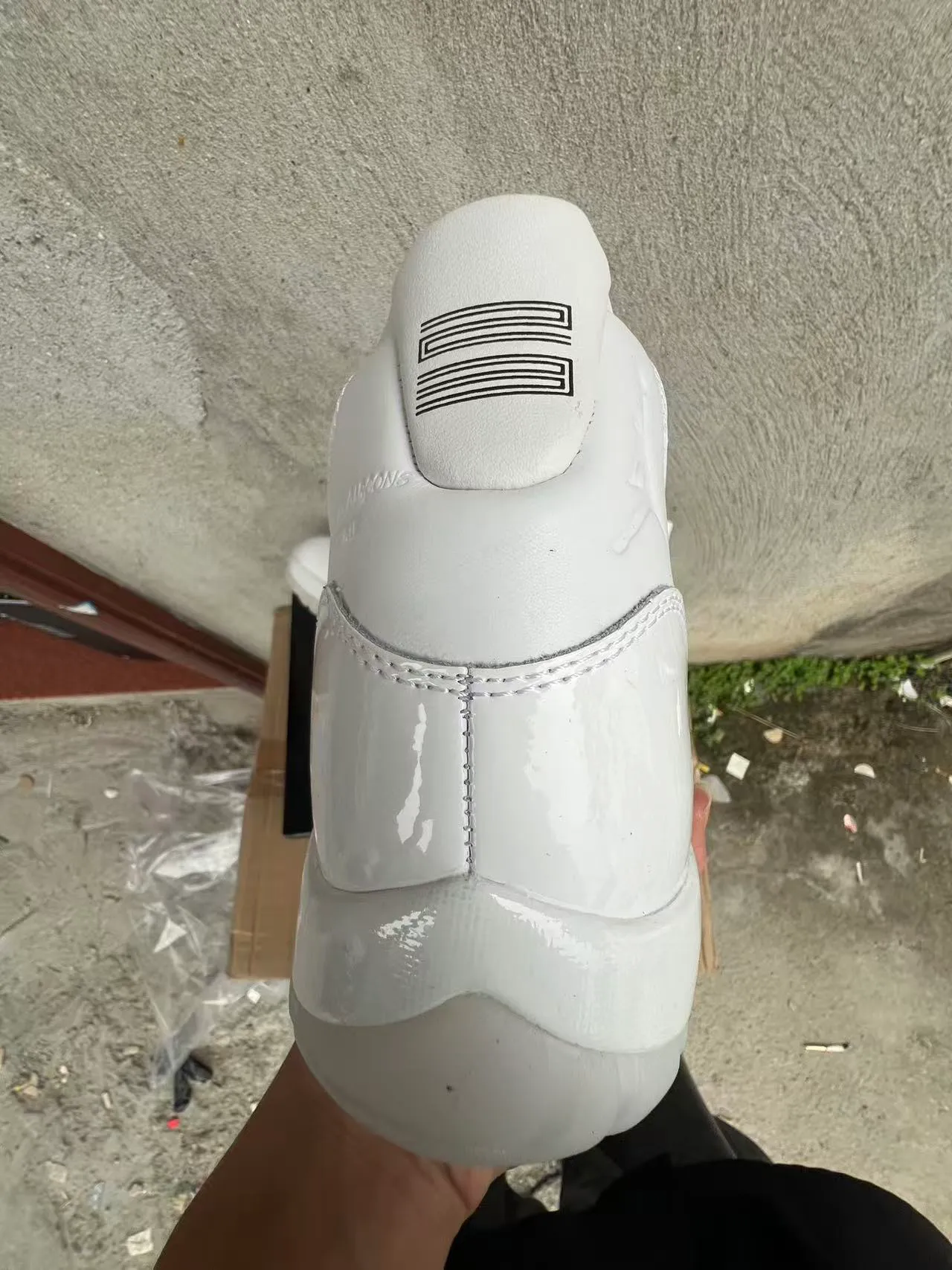 Air Jordan 11 Tênis de basquete em couro envernizado branco 8