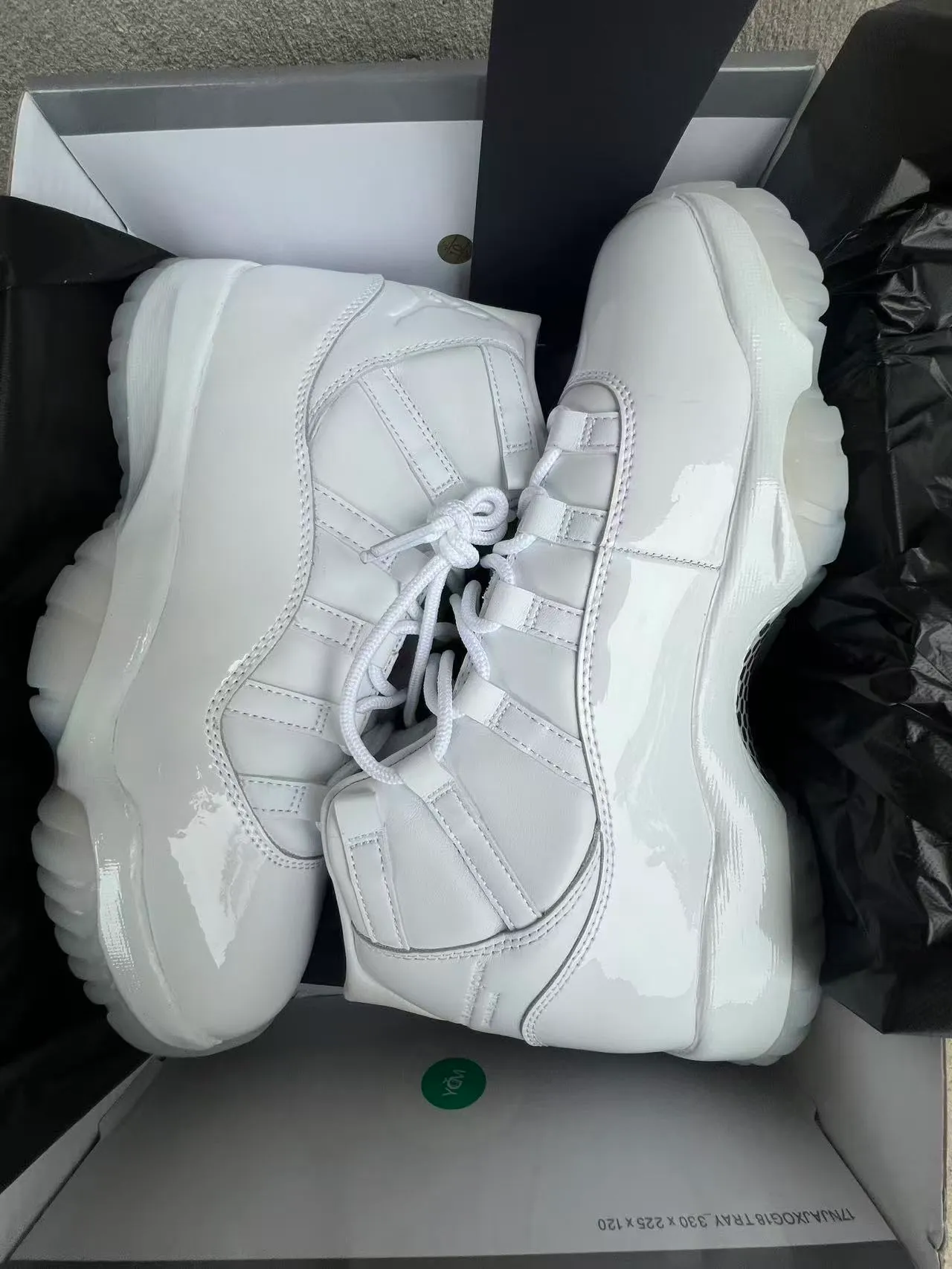 Air Jordan 11 Tênis de basquete em couro envernizado branco 9
