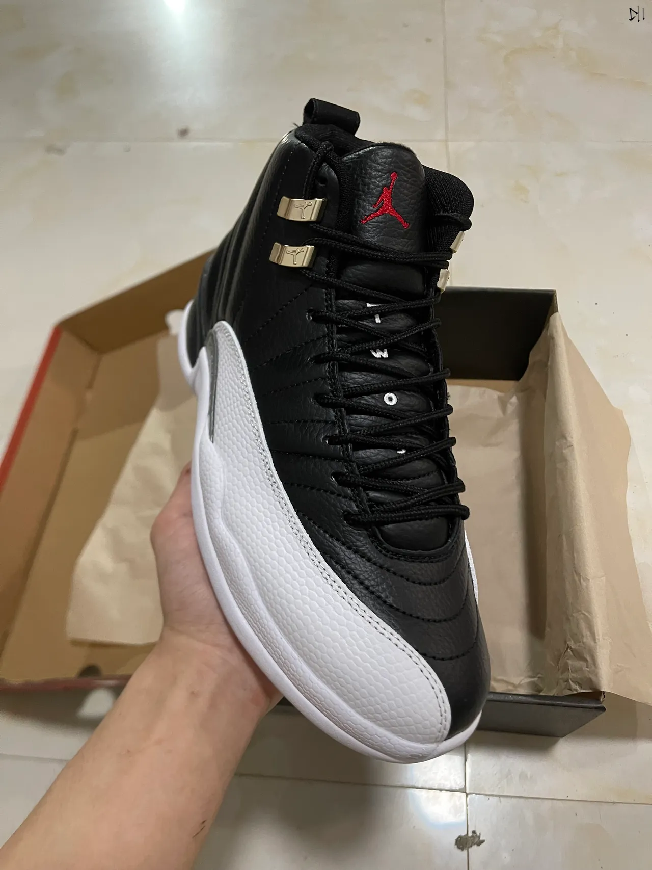 Air Jordan 12 黑色和白色绗缝皮革篮球鞋 2