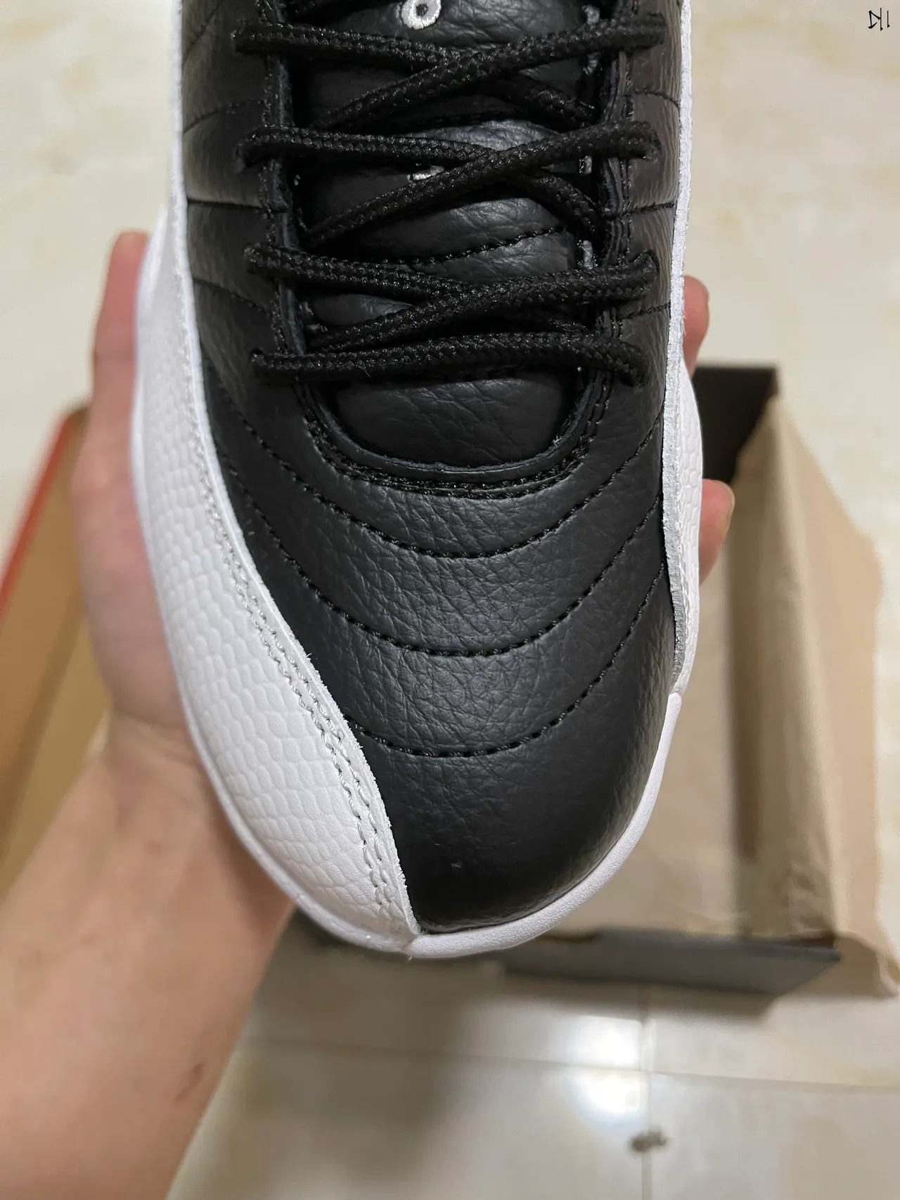 Air Jordan 12 黑色和白色绗缝皮革篮球鞋 3