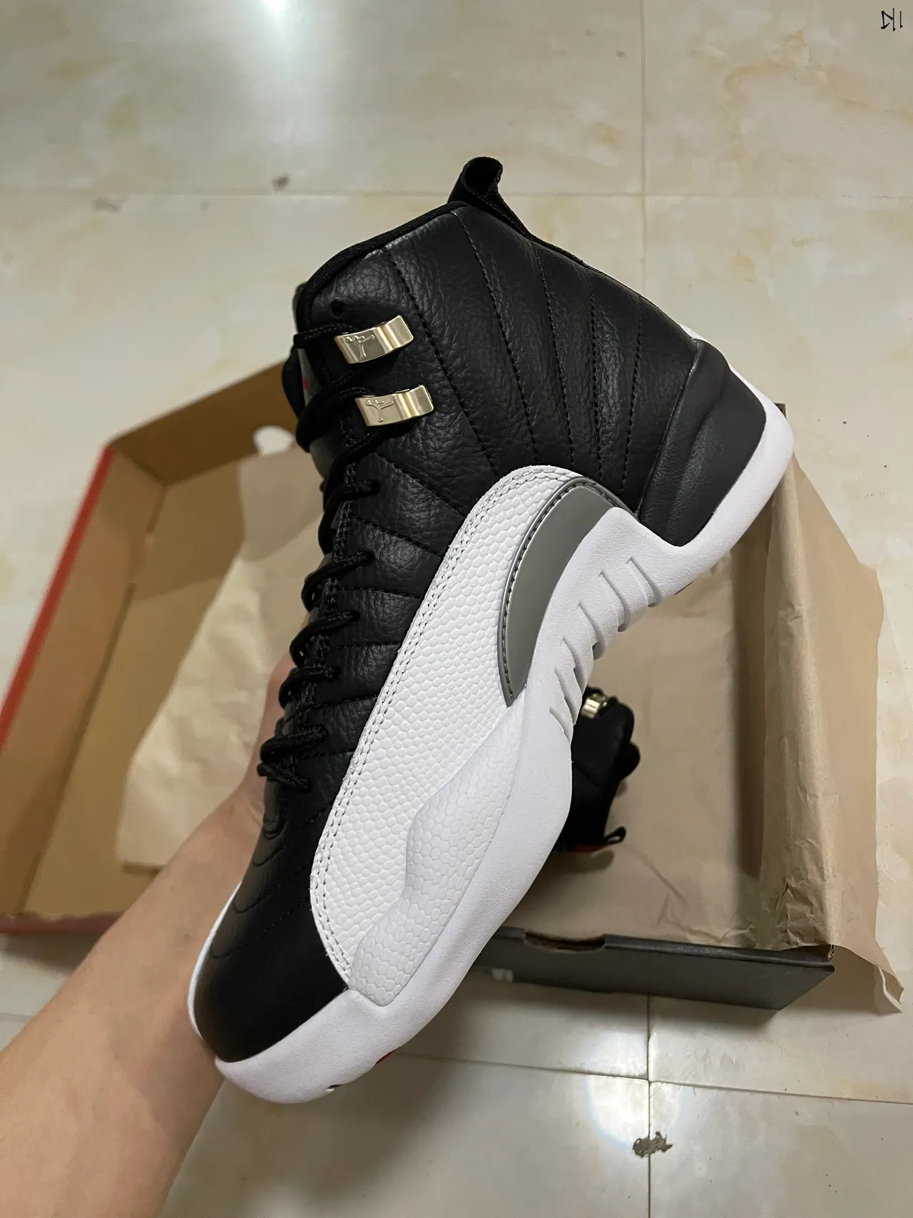 Air Jordan 12 黑色和白色绗缝皮革篮球鞋 4