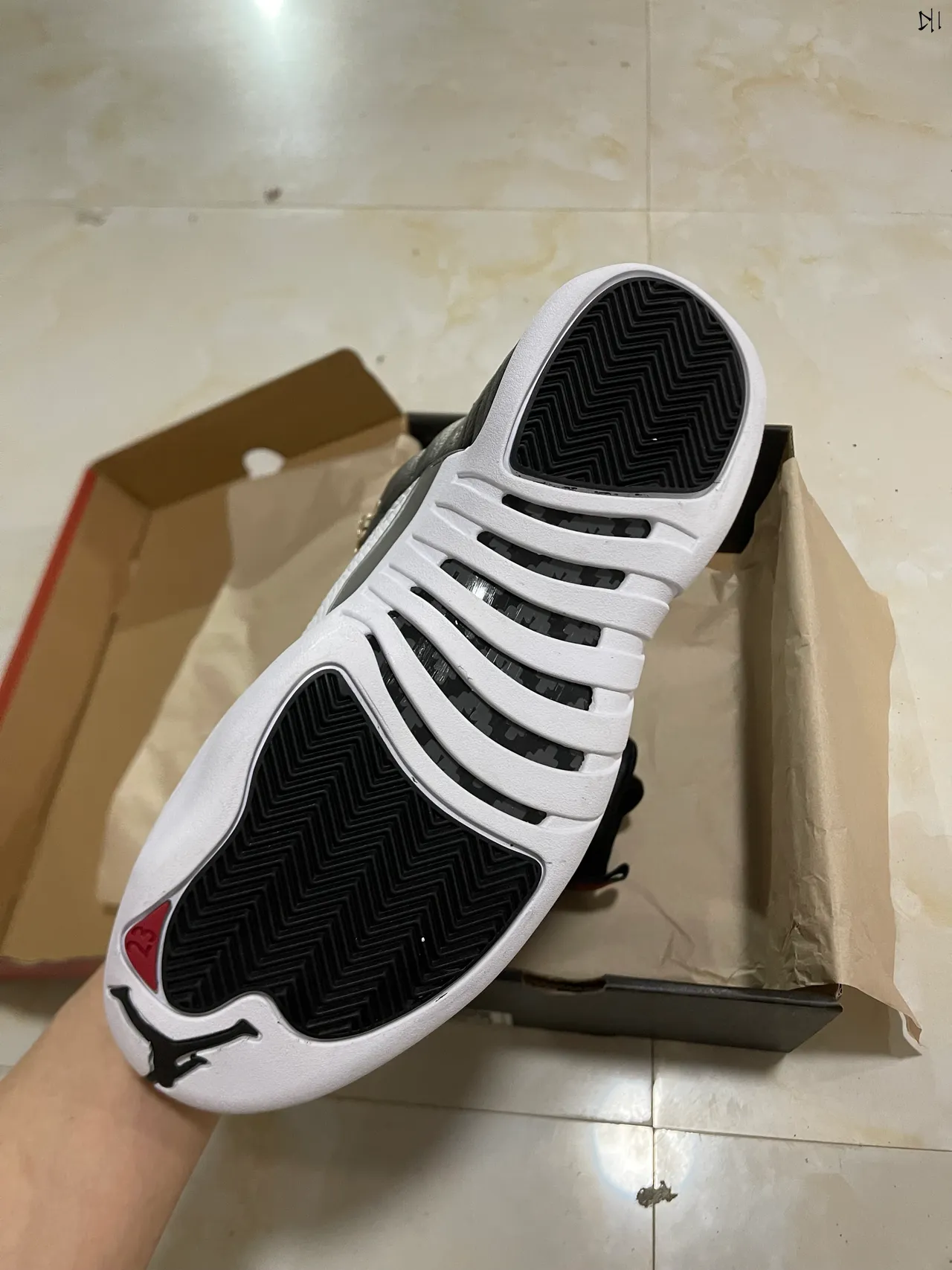 Air Jordan 12 黑色和白色绗缝皮革篮球鞋 5