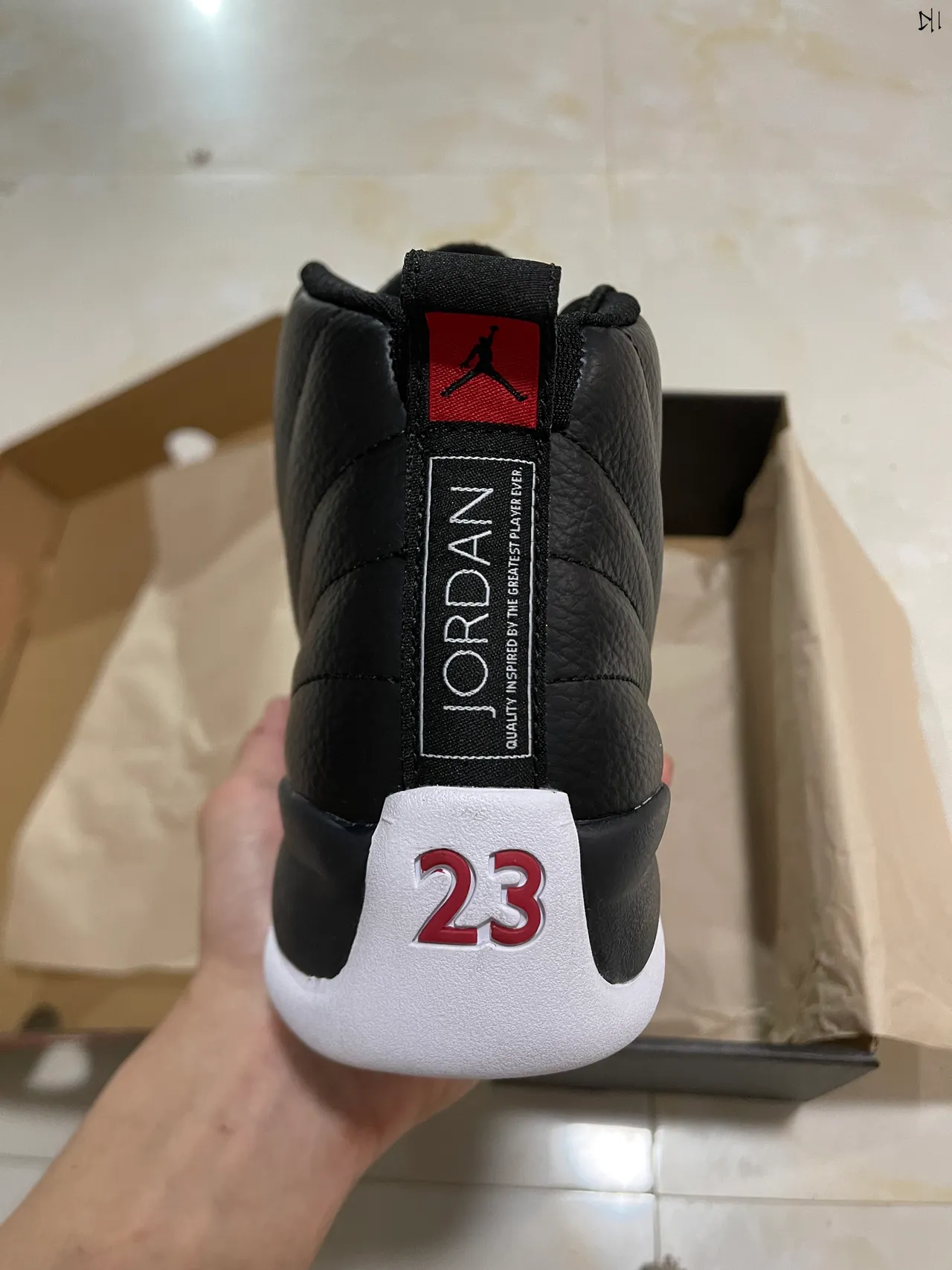Air Jordan 12 黑色和白色绗缝皮革篮球鞋 6