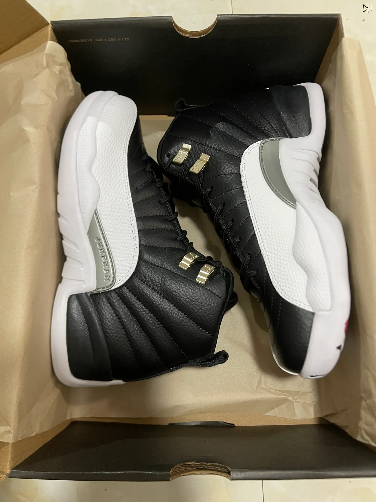 Air Jordan 12 黑色和白色绗缝皮革篮球鞋 7
