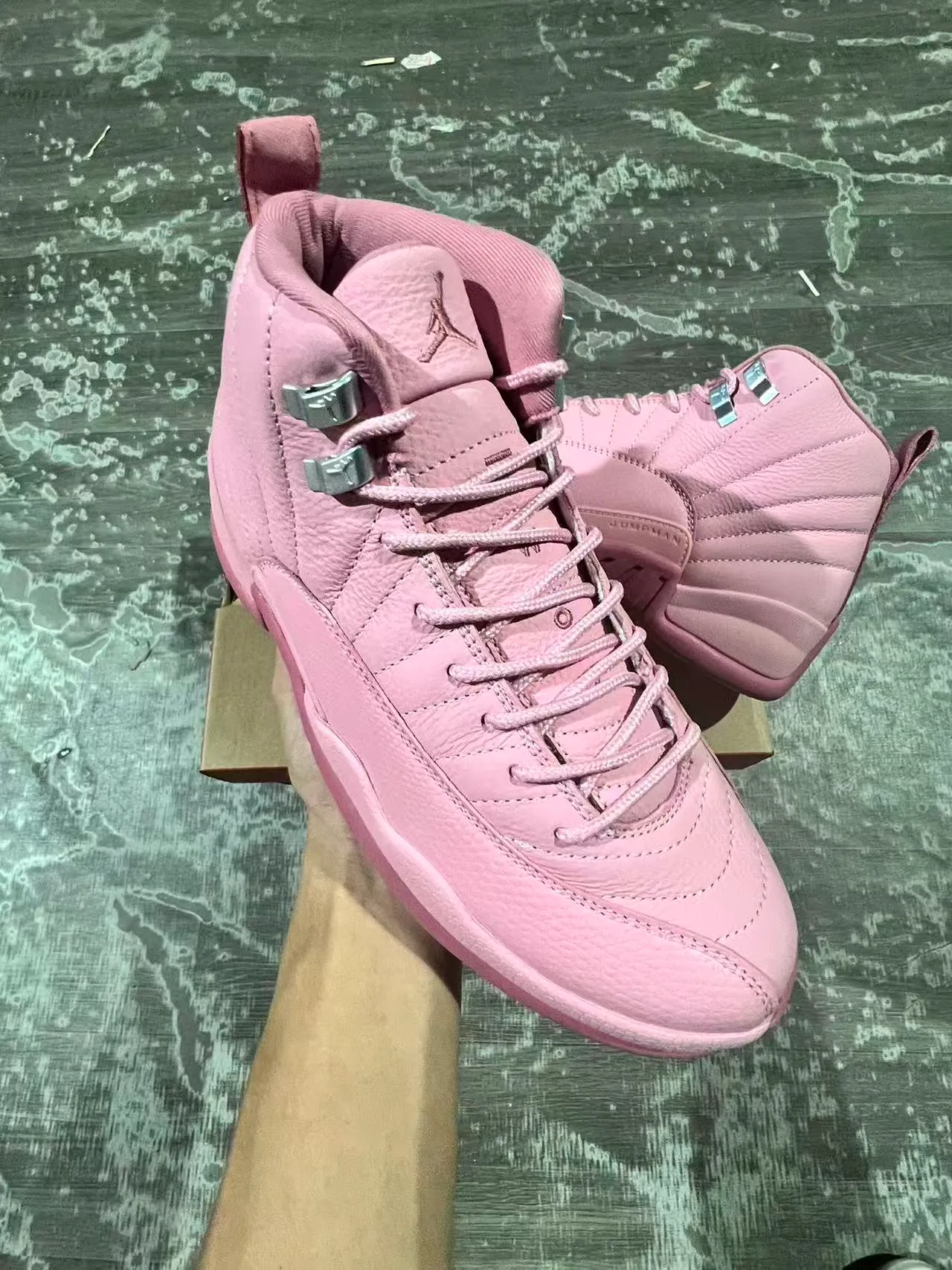 Air Jordan 12 单色粉红篮球鞋 2