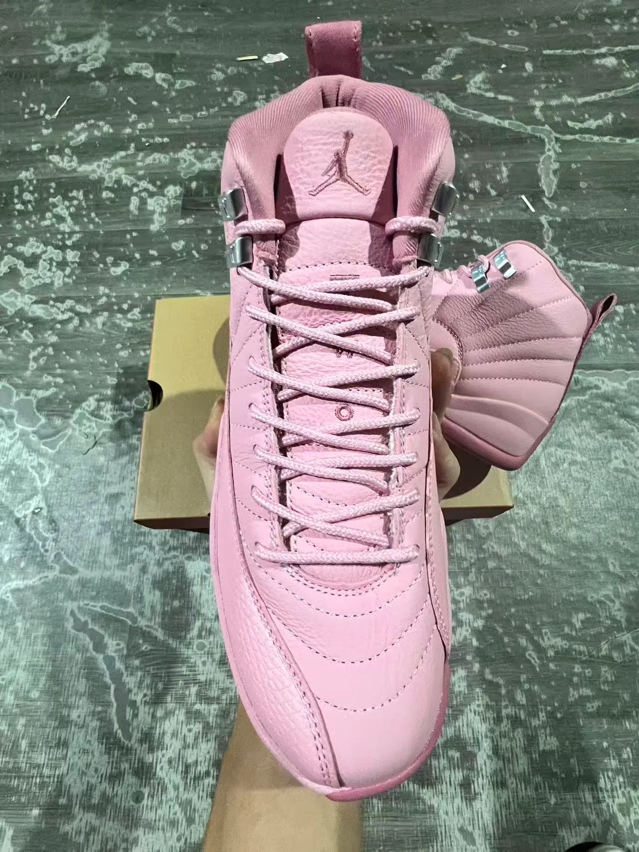 Air Jordan 12 单色粉红篮球鞋 3