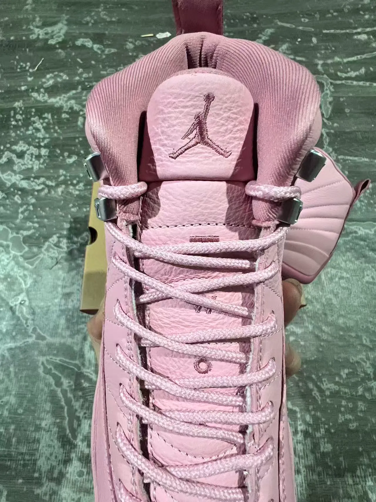 Air Jordan 12 单色粉红篮球鞋 4