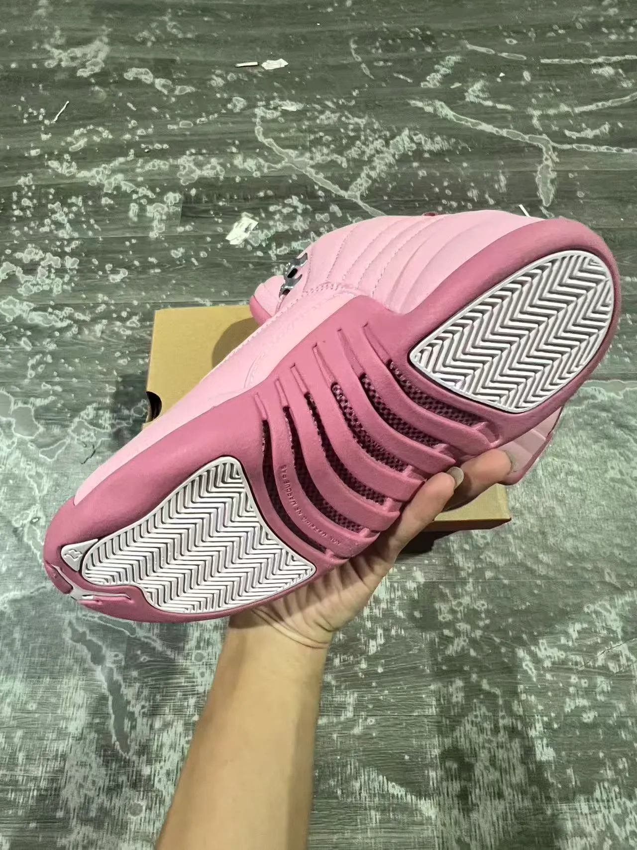 Air Jordan 12 单色粉红篮球鞋 6