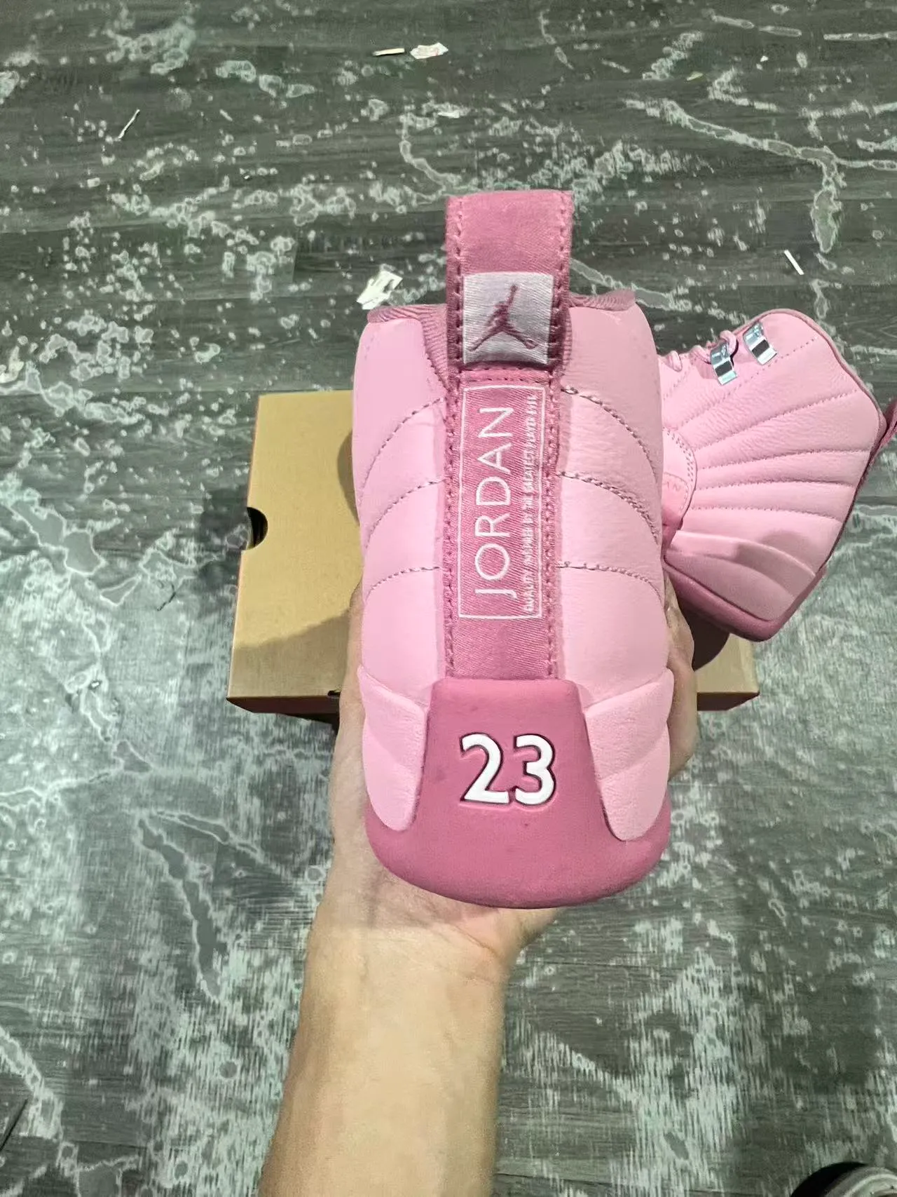 Air Jordan 12 单色粉红篮球鞋 8