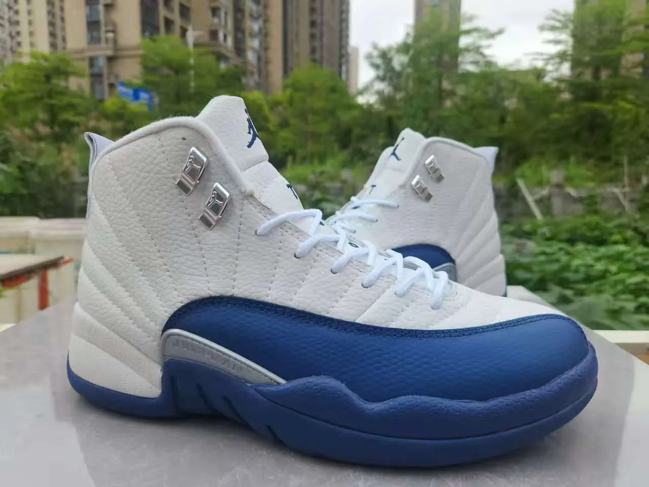 Zapatillas de baloncesto Air Jordan 12 blanco negro dorado 2