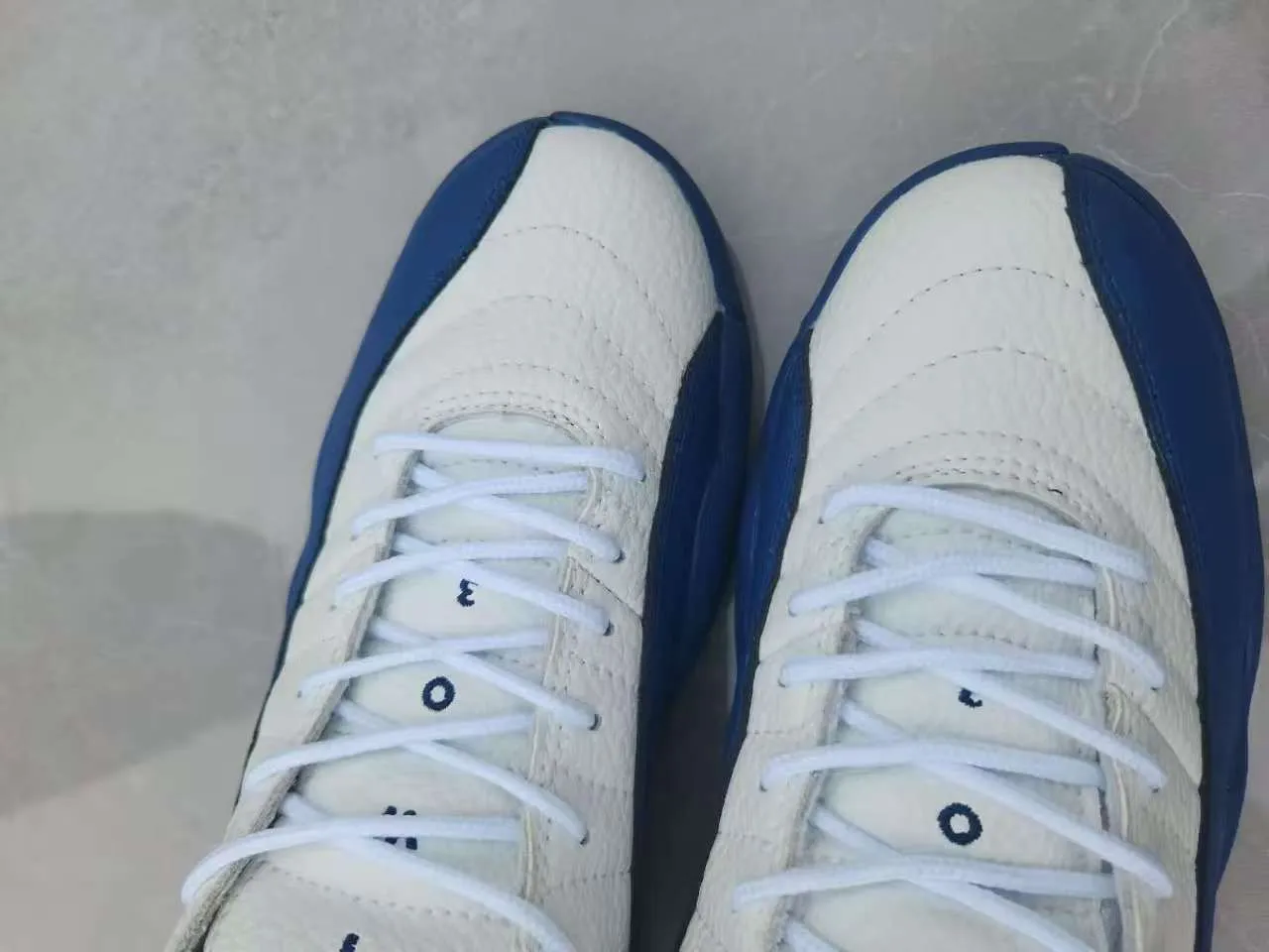 Zapatillas de baloncesto Air Jordan 12 blanco negro dorado 3