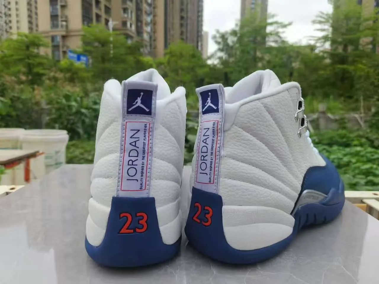 Zapatillas de baloncesto Air Jordan 12 blanco negro dorado 4