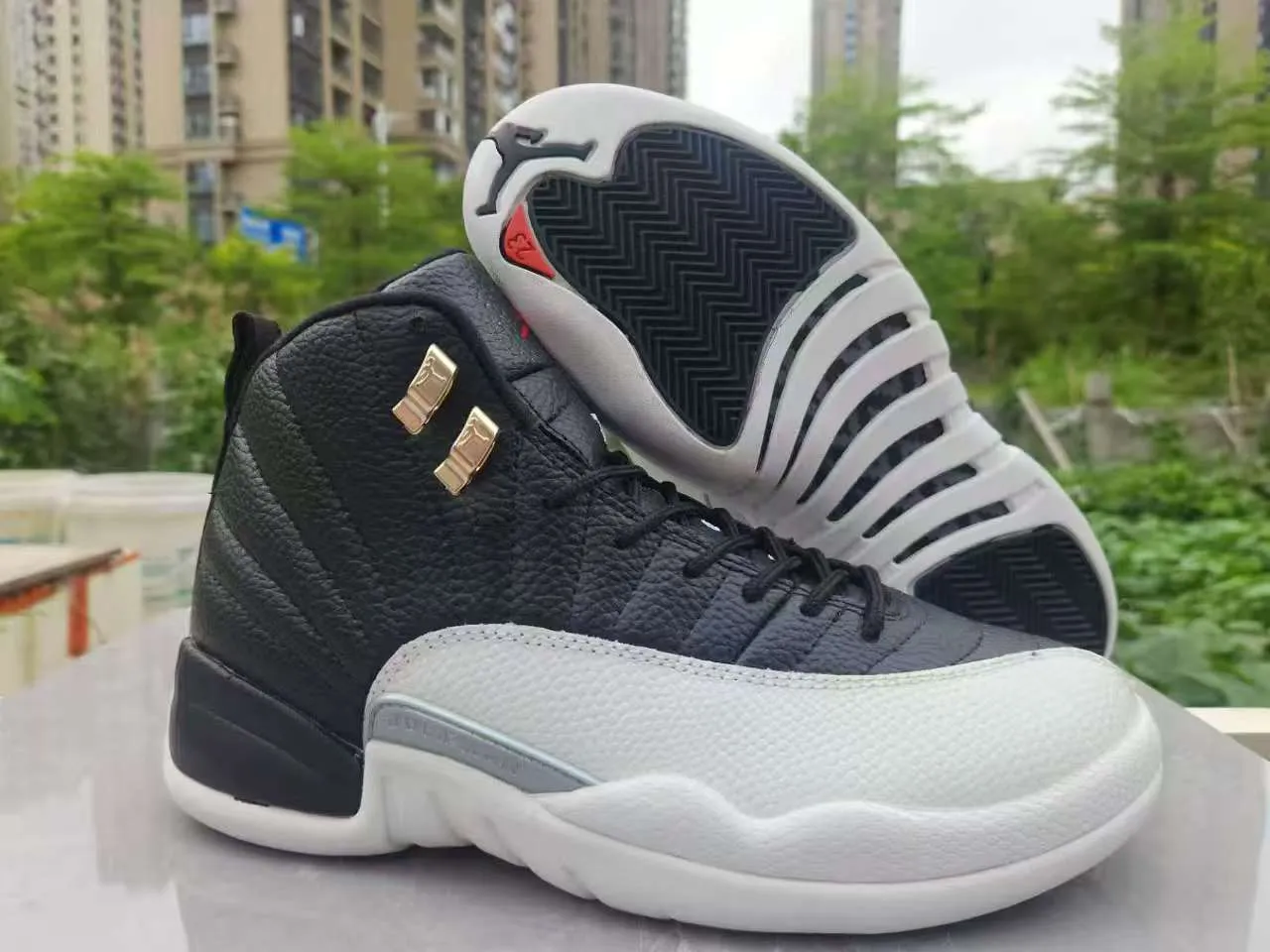 Zapatillas de baloncesto Air Jordan 12 blanco negro dorado 9