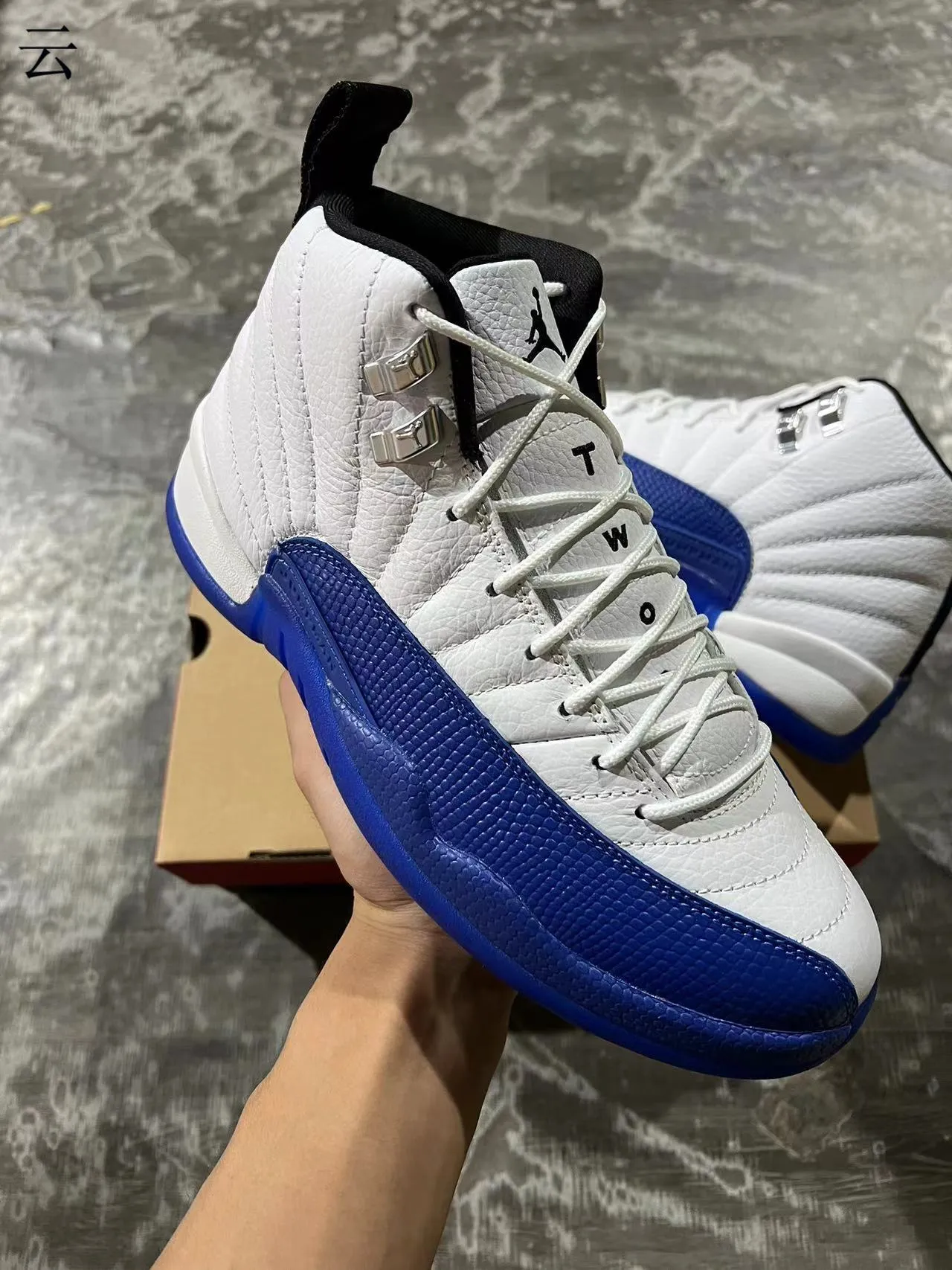 Air Jordan 12 Tênis de Basquete Branco Azul Real 2