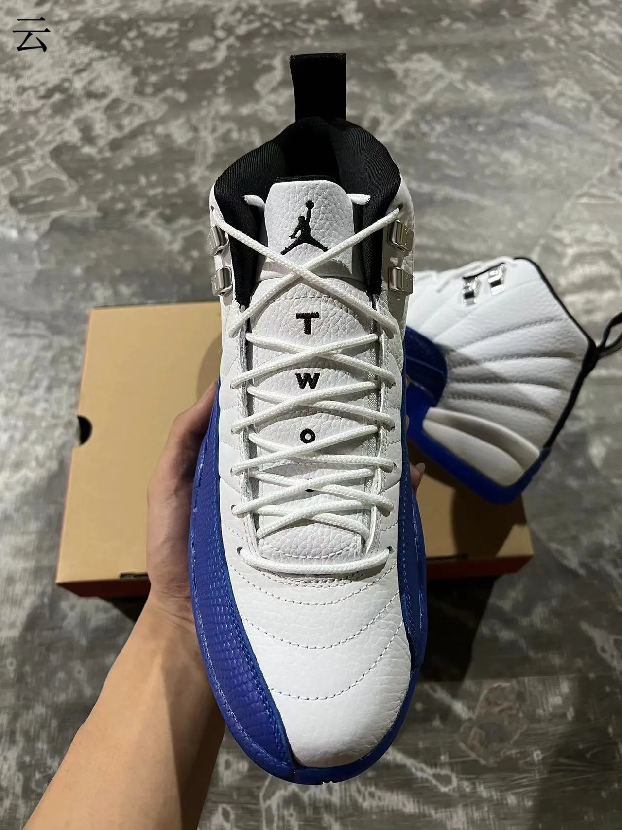 Air Jordan 12 Tênis de Basquete Branco Azul Real 3