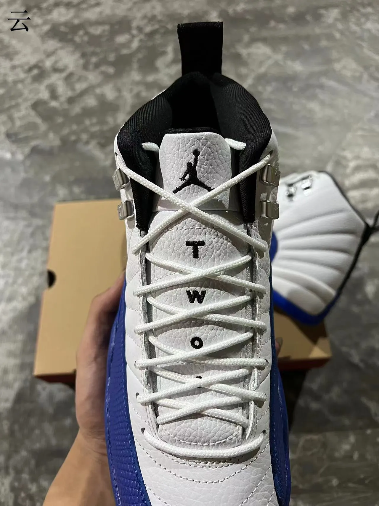 Air Jordan 12 Tênis de Basquete Branco Azul Real 4