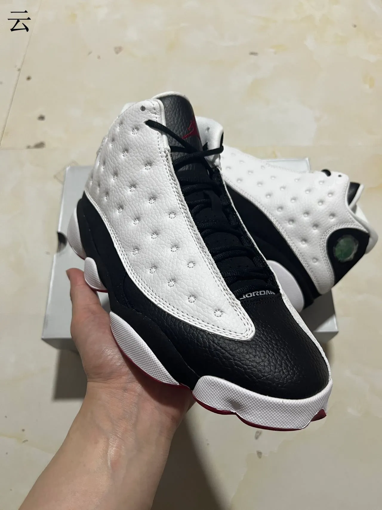 حذاء كرة السلة Air Jordan 13 أبيض أسود أحمر 2