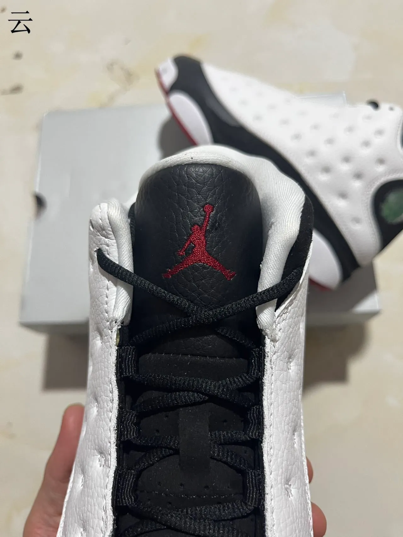 حذاء كرة السلة Air Jordan 13 أبيض أسود أحمر 4