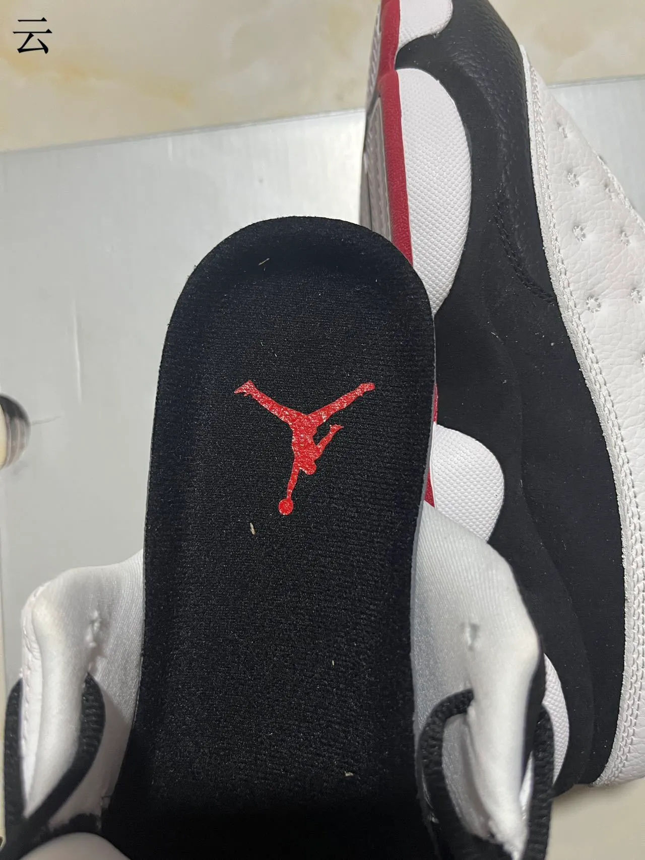حذاء كرة السلة Air Jordan 13 أبيض أسود أحمر 10