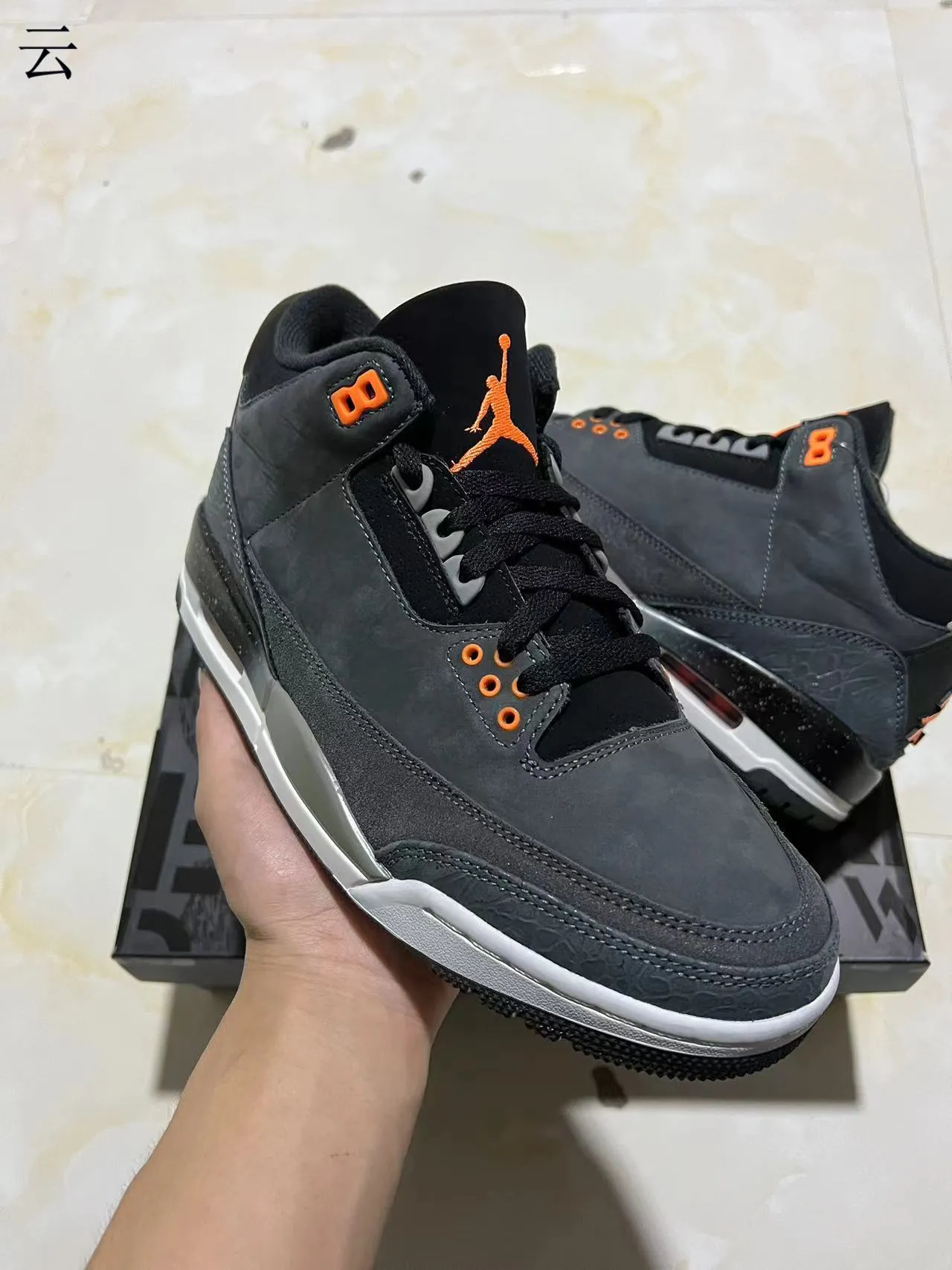 حذاء كرة السلة Air Jordan 3 بطبعة الفيل باللون الرمادي الداكن والبرتقالي 2