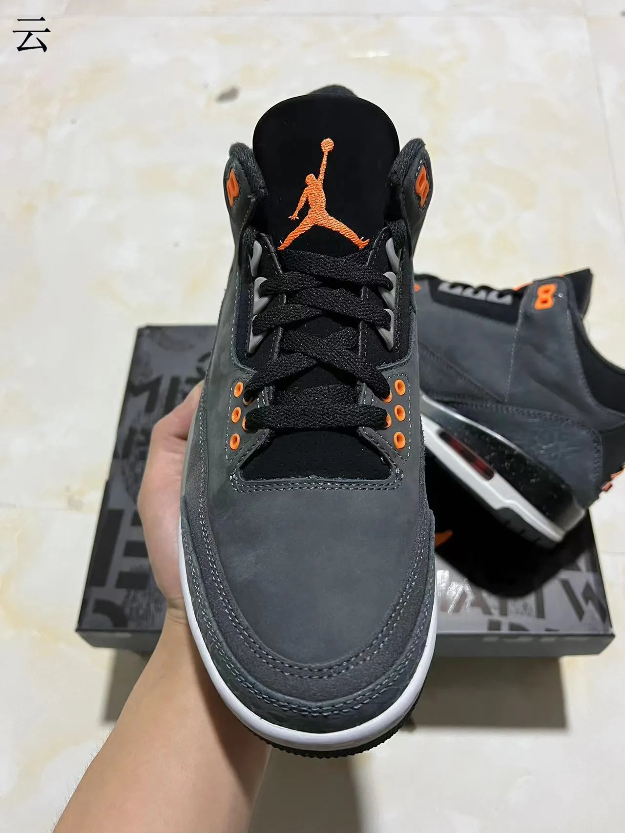 حذاء كرة السلة Air Jordan 3 بطبعة الفيل باللون الرمادي الداكن والبرتقالي 3