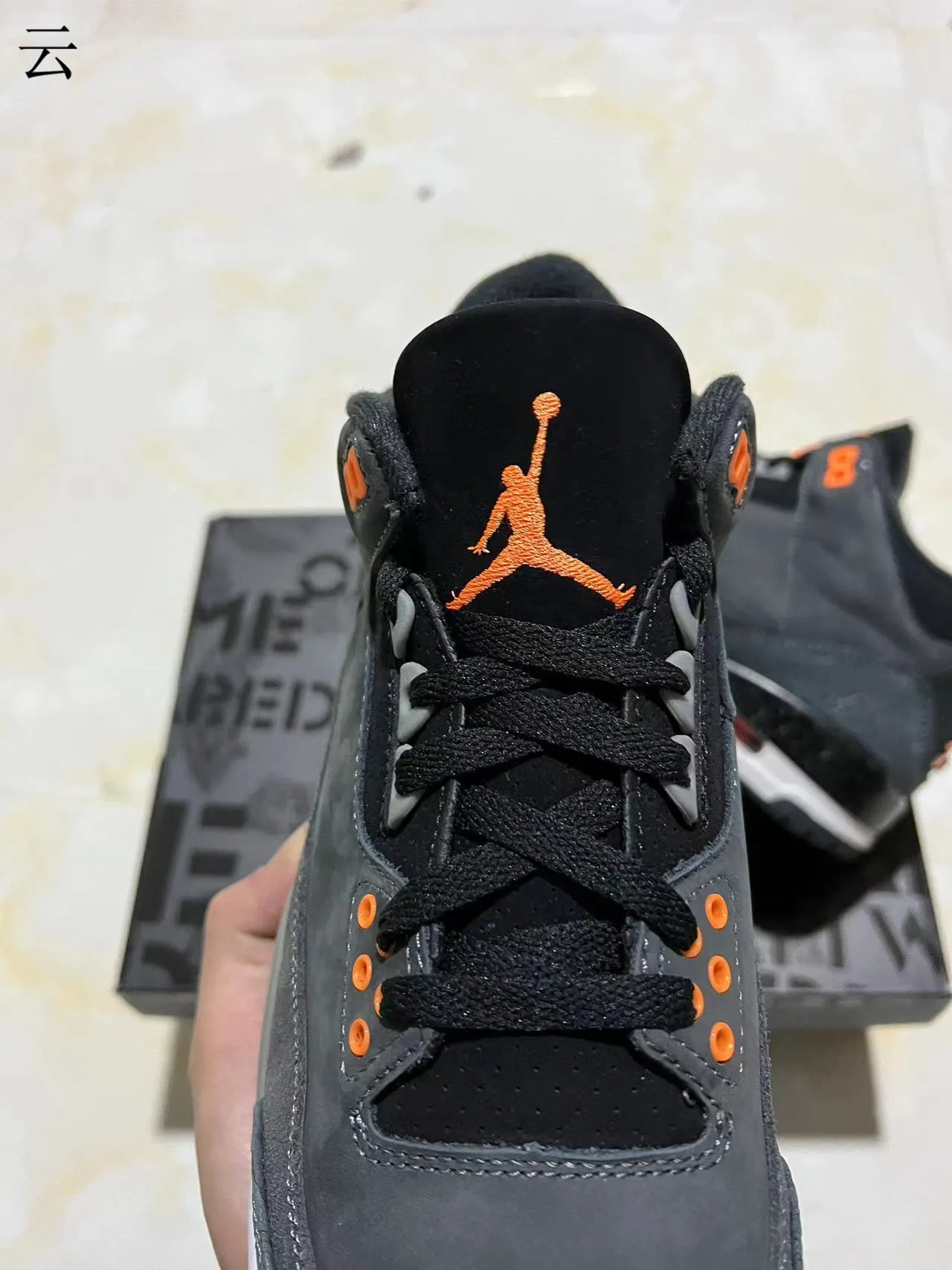 حذاء كرة السلة Air Jordan 3 بطبعة الفيل باللون الرمادي الداكن والبرتقالي 4