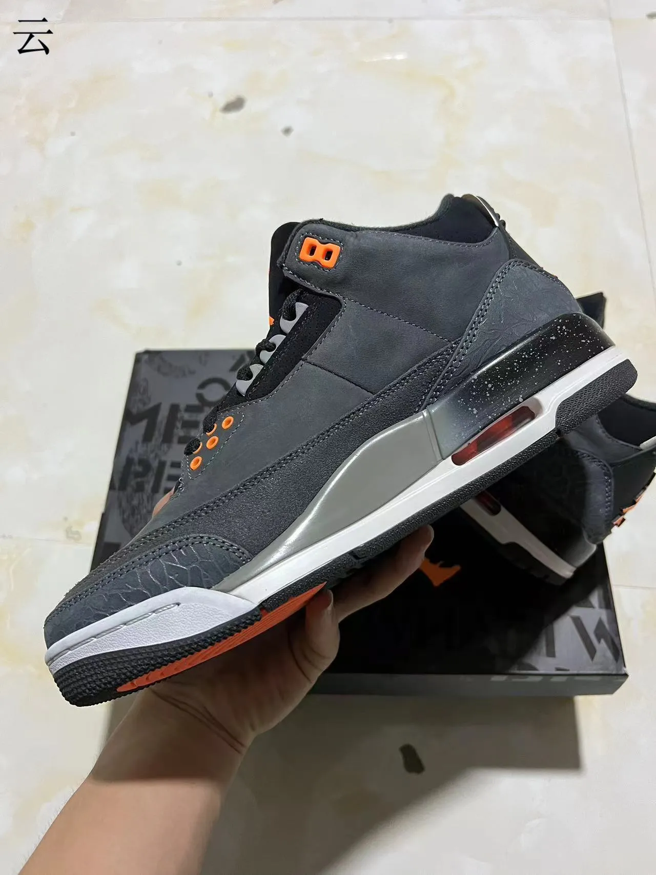 حذاء كرة السلة Air Jordan 3 بطبعة الفيل باللون الرمادي الداكن والبرتقالي 5