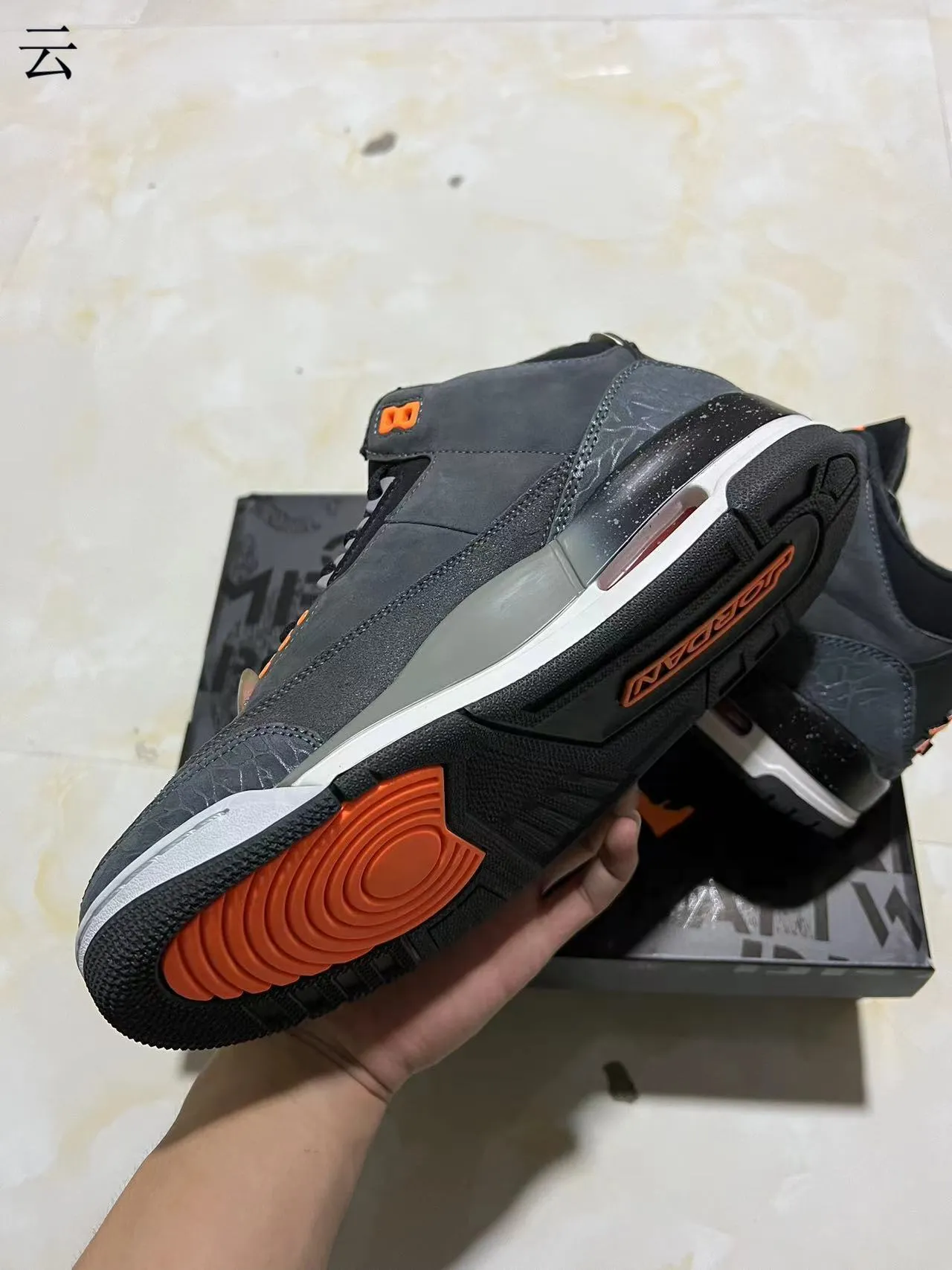 حذاء كرة السلة Air Jordan 3 بطبعة الفيل باللون الرمادي الداكن والبرتقالي 6
