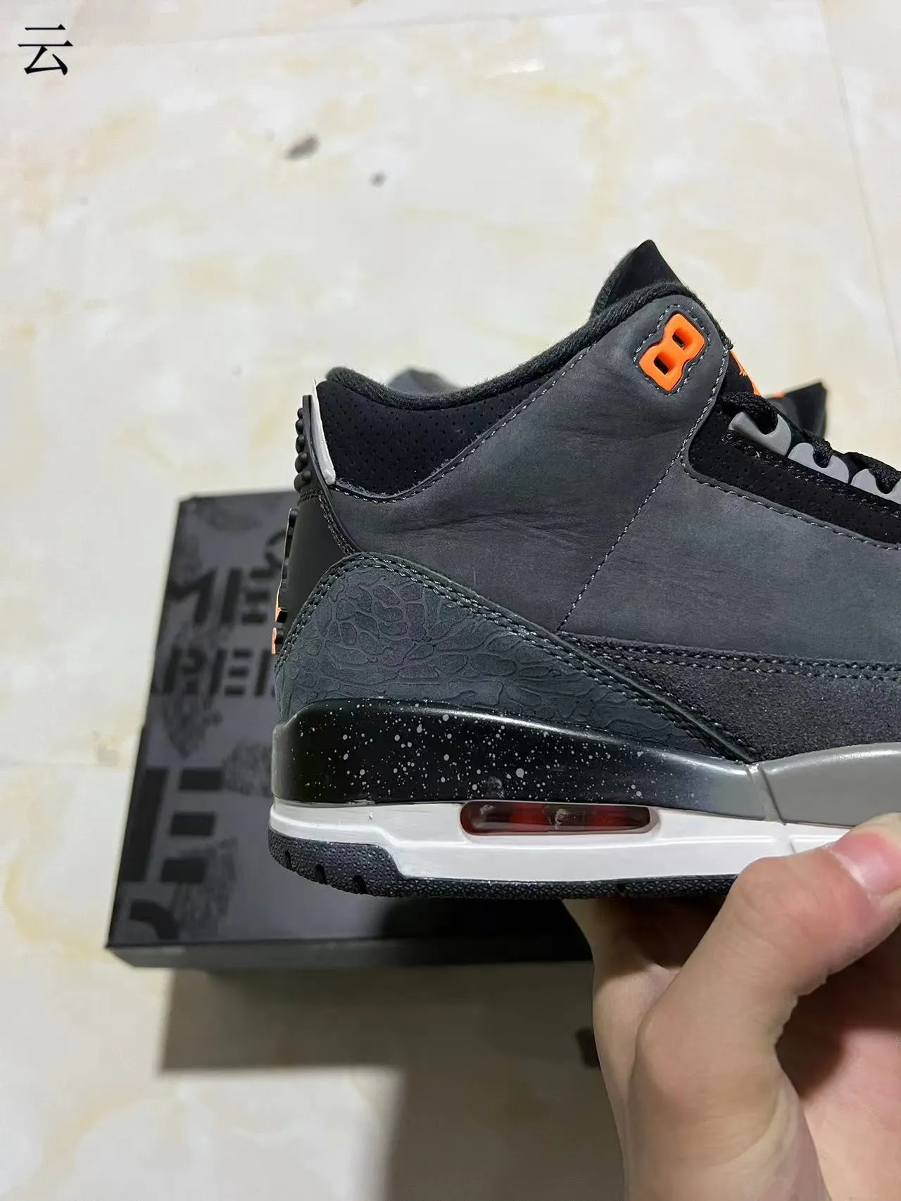 حذاء كرة السلة Air Jordan 3 بطبعة الفيل باللون الرمادي الداكن والبرتقالي 7