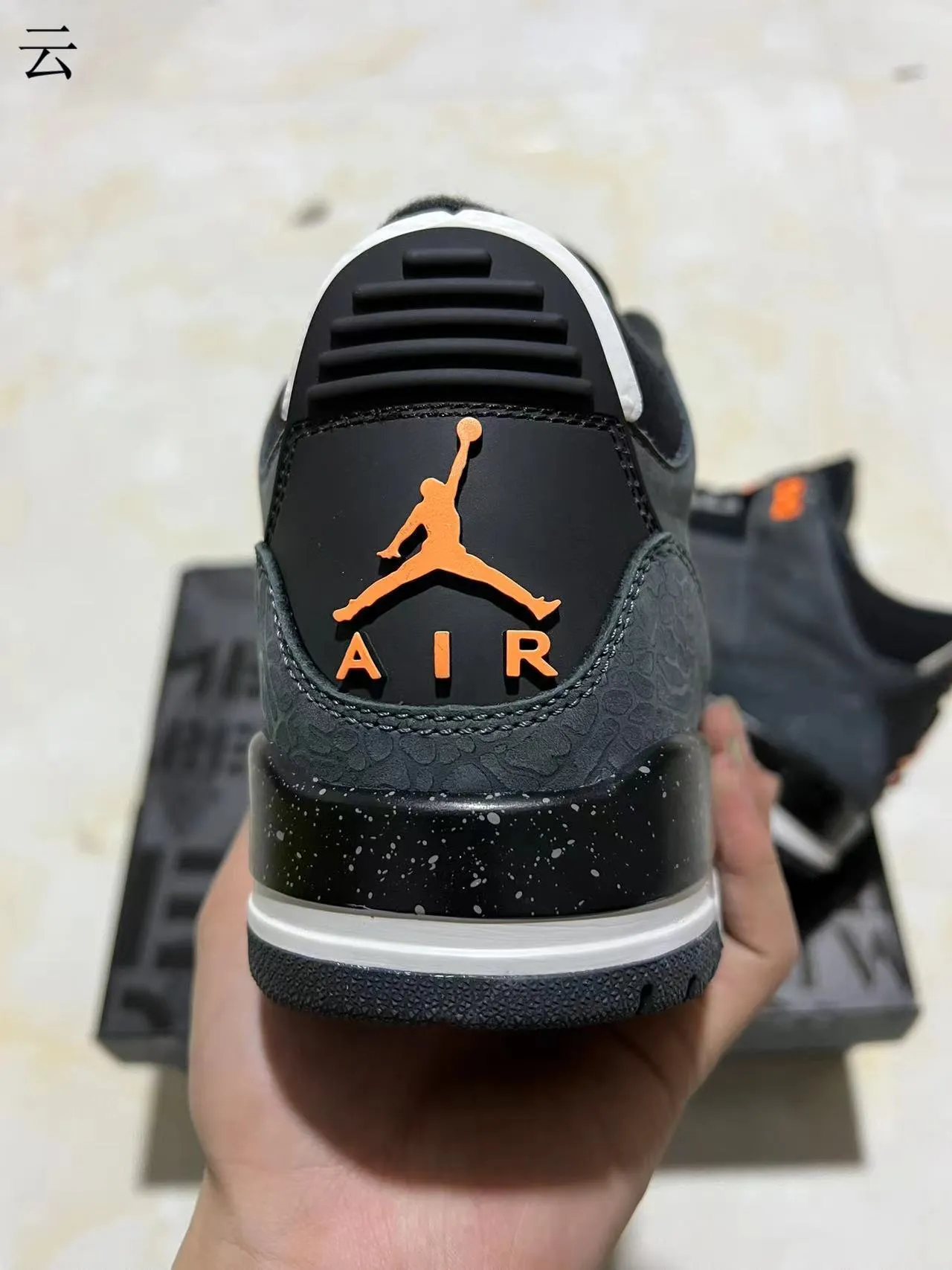 حذاء كرة السلة Air Jordan 3 بطبعة الفيل باللون الرمادي الداكن والبرتقالي 8