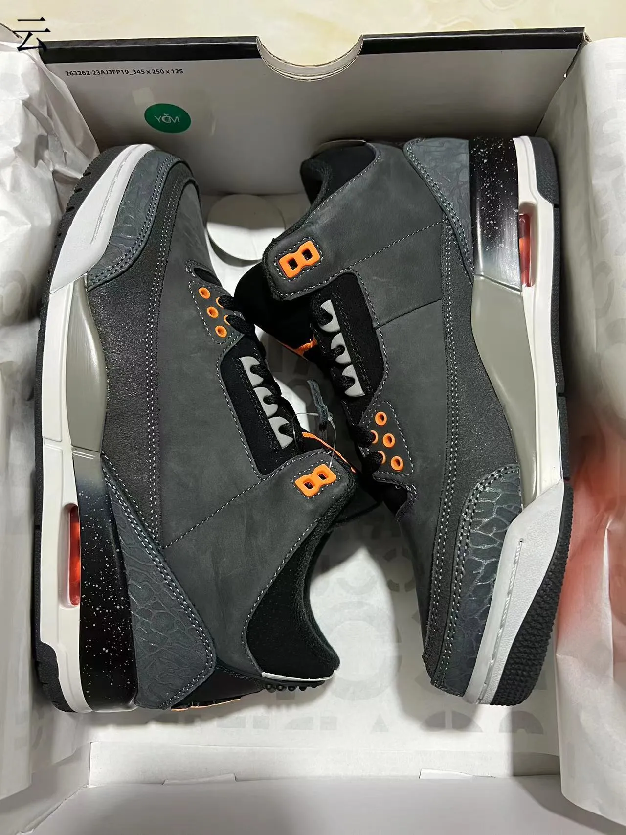 حذاء كرة السلة Air Jordan 3 بطبعة الفيل باللون الرمادي الداكن والبرتقالي 9