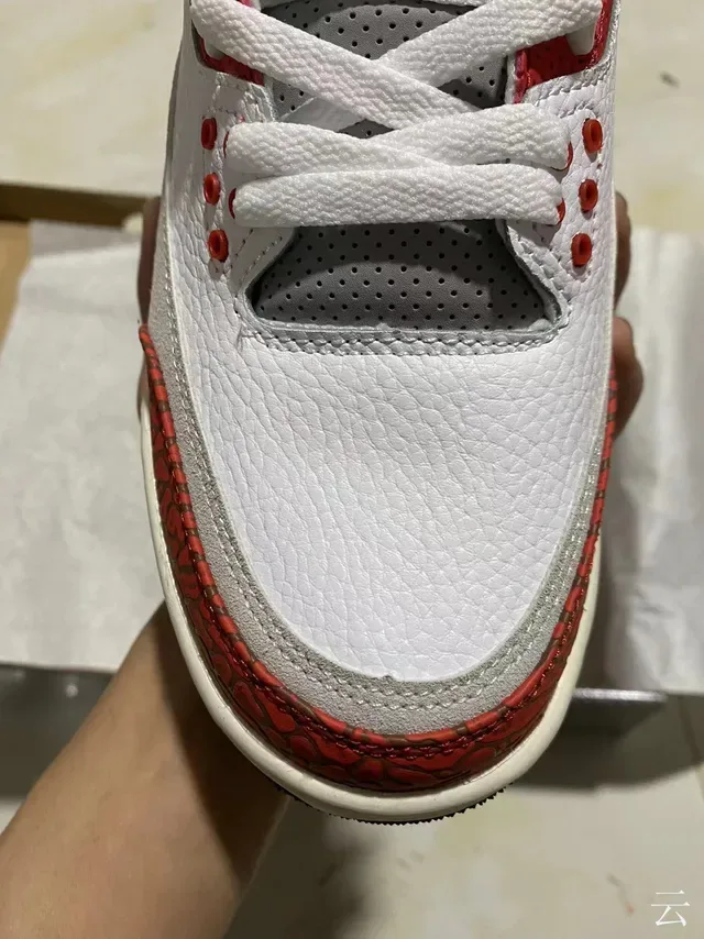 Tênis de Basquete Air Jordan 3 Branco Vermelho Impressão de Elefante 3