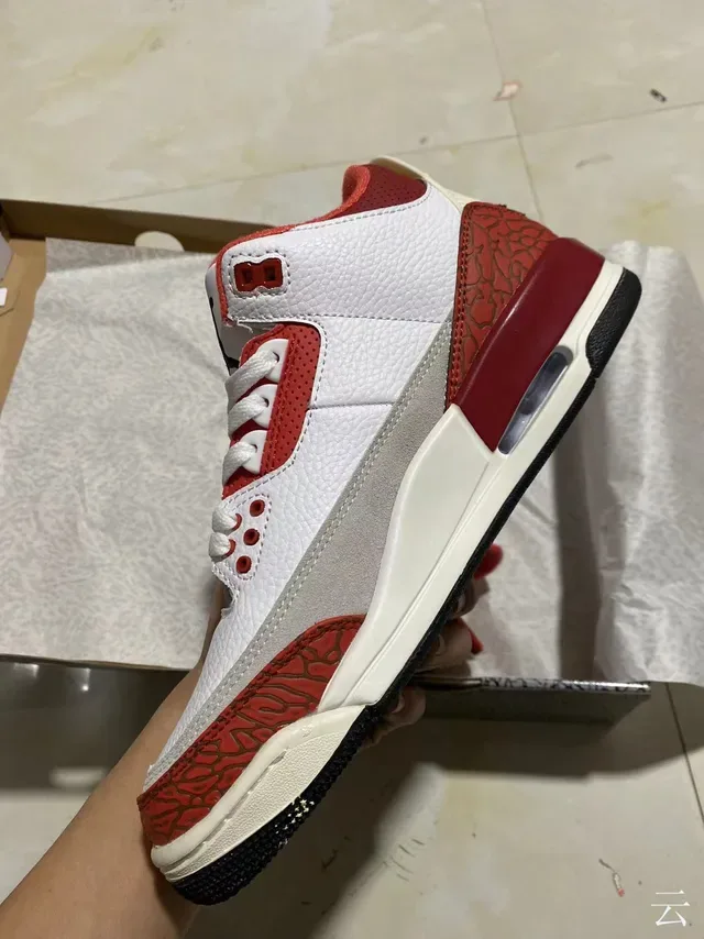 Tênis de Basquete Air Jordan 3 Branco Vermelho Impressão de Elefante 4