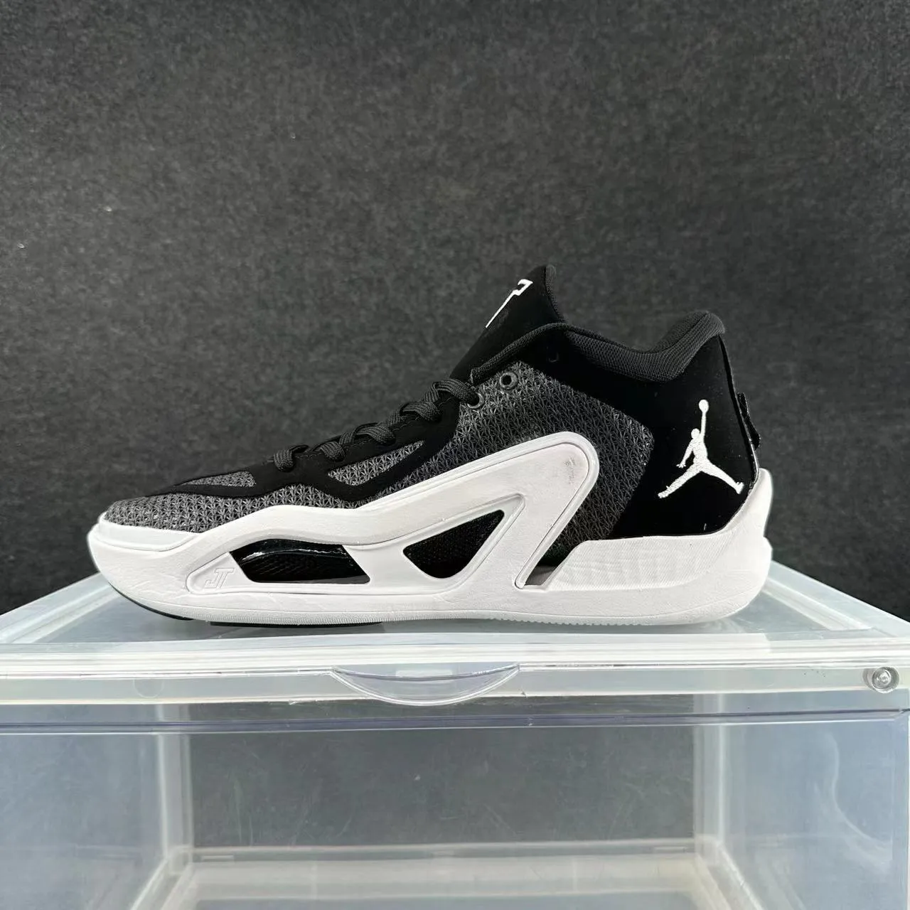 Tênis de basquete Air Jordan 37 preto e branco 2