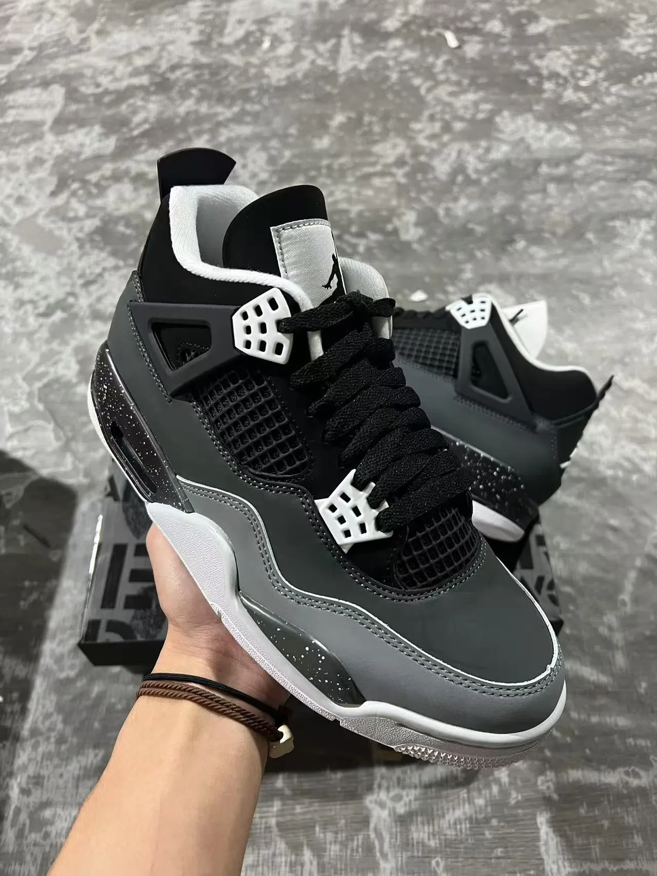 حذاء كرة السلة Air Jordan 4 أسود ورمادي مرقط 2