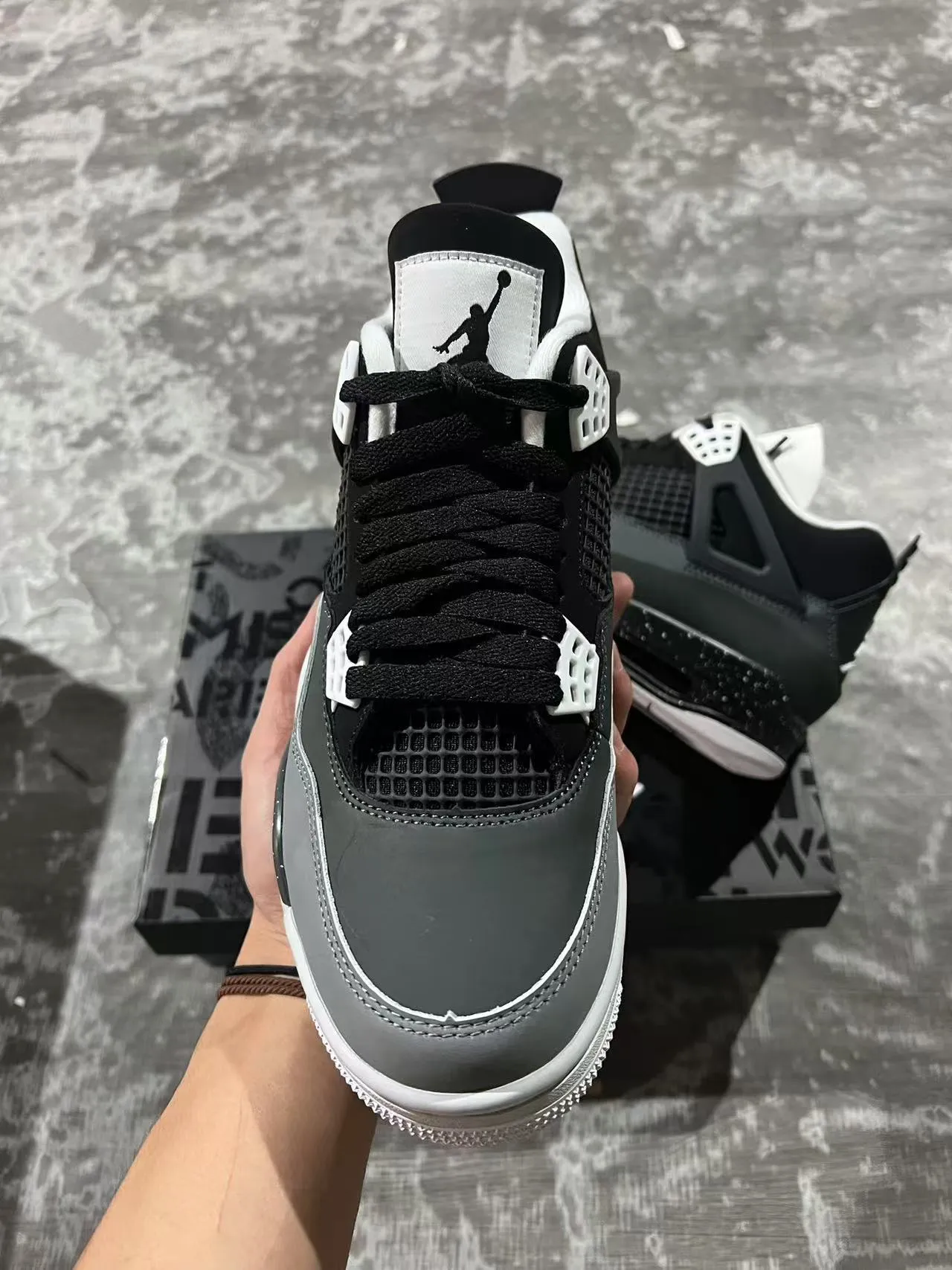 حذاء كرة السلة Air Jordan 4 أسود ورمادي مرقط 3