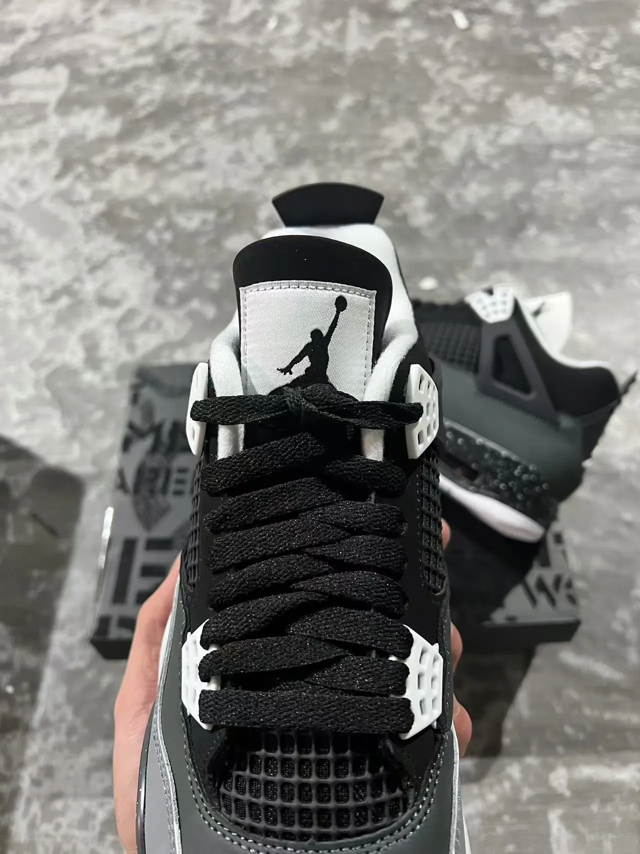 حذاء كرة السلة Air Jordan 4 أسود ورمادي مرقط 4