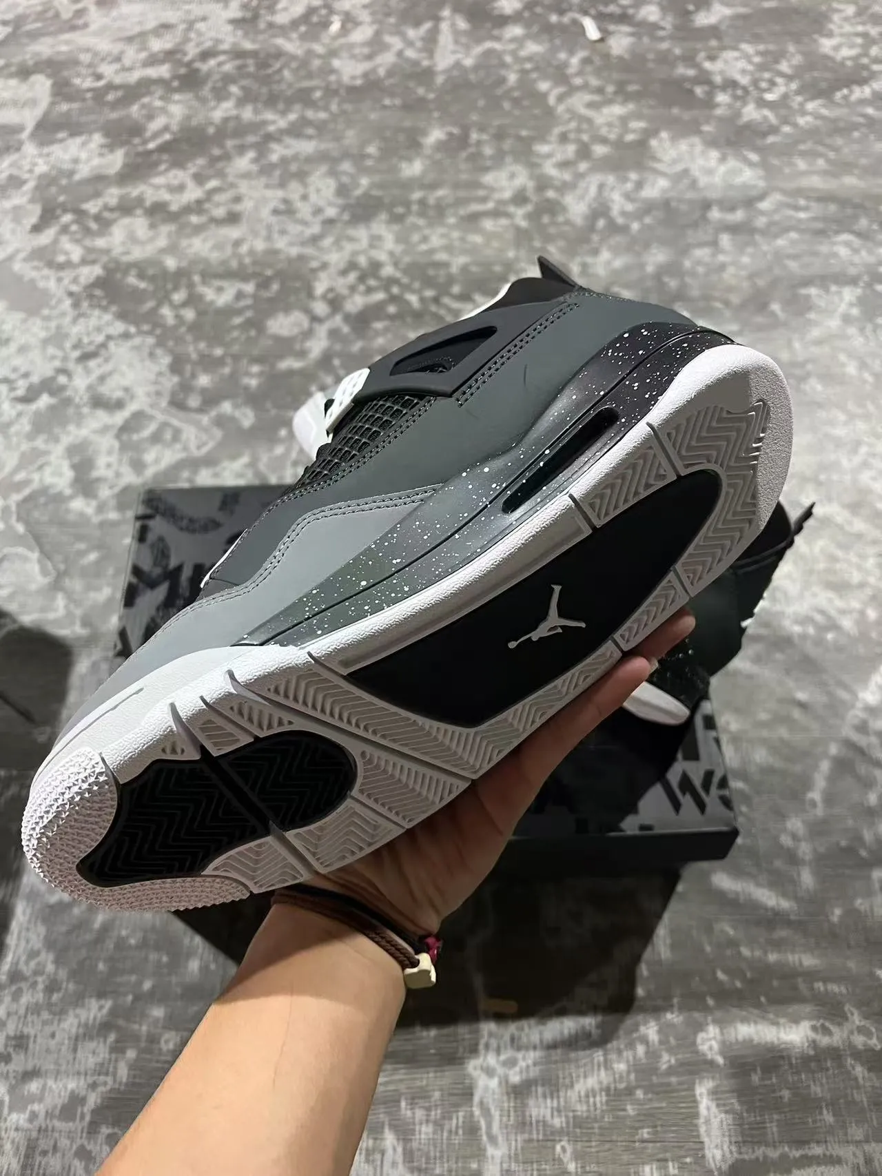 حذاء كرة السلة Air Jordan 4 أسود ورمادي مرقط 6