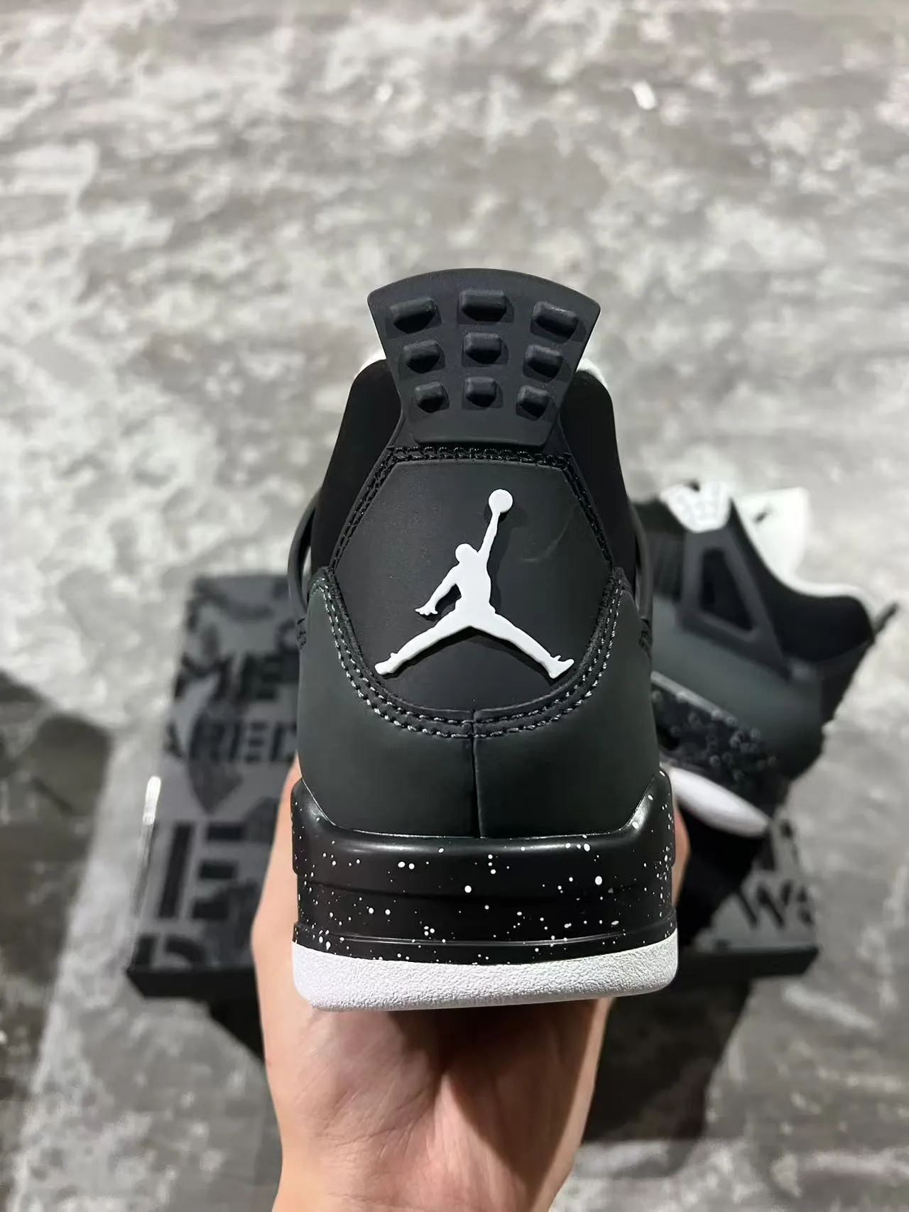 حذاء كرة السلة Air Jordan 4 أسود ورمادي مرقط 8