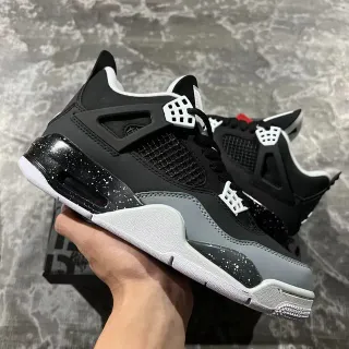 Tênis de basquete Air Jordan 4 preto e cinza com calcanhar salpicado