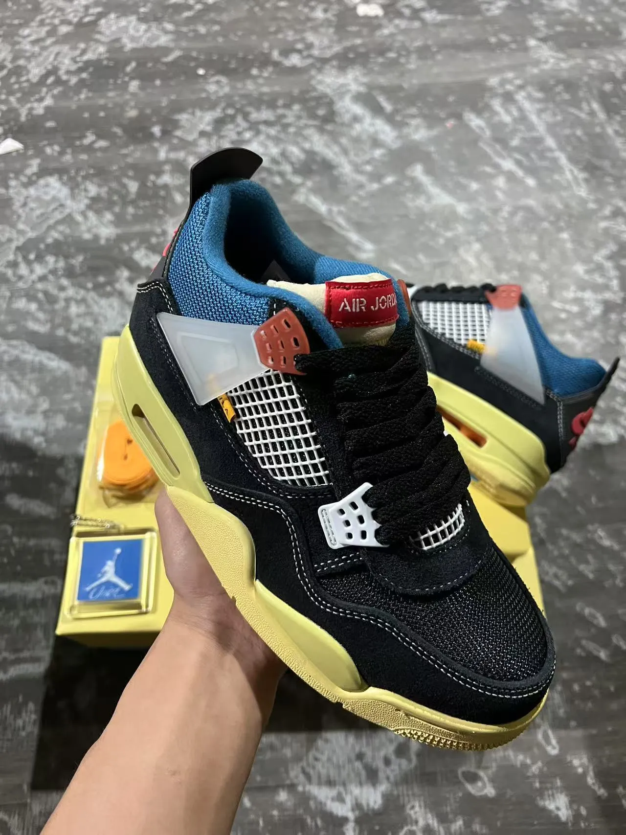 حذاء كرة السلة Air Jordan 4 أسود ليموني أصفر أزرق 2