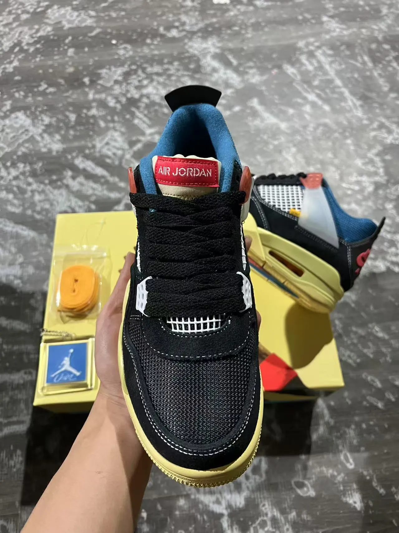 حذاء كرة السلة Air Jordan 4 أسود ليموني أصفر أزرق 3