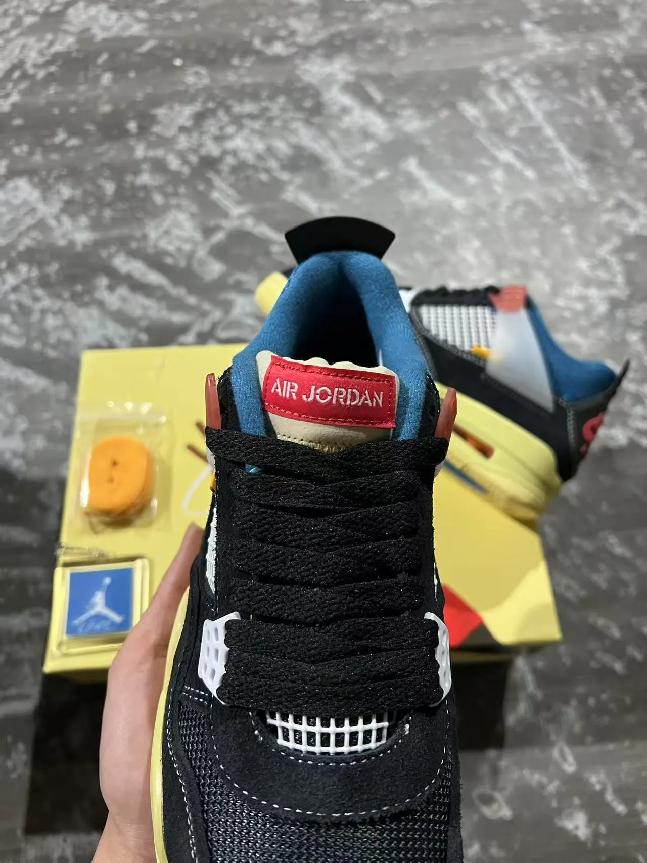 حذاء كرة السلة Air Jordan 4 أسود ليموني أصفر أزرق 4
